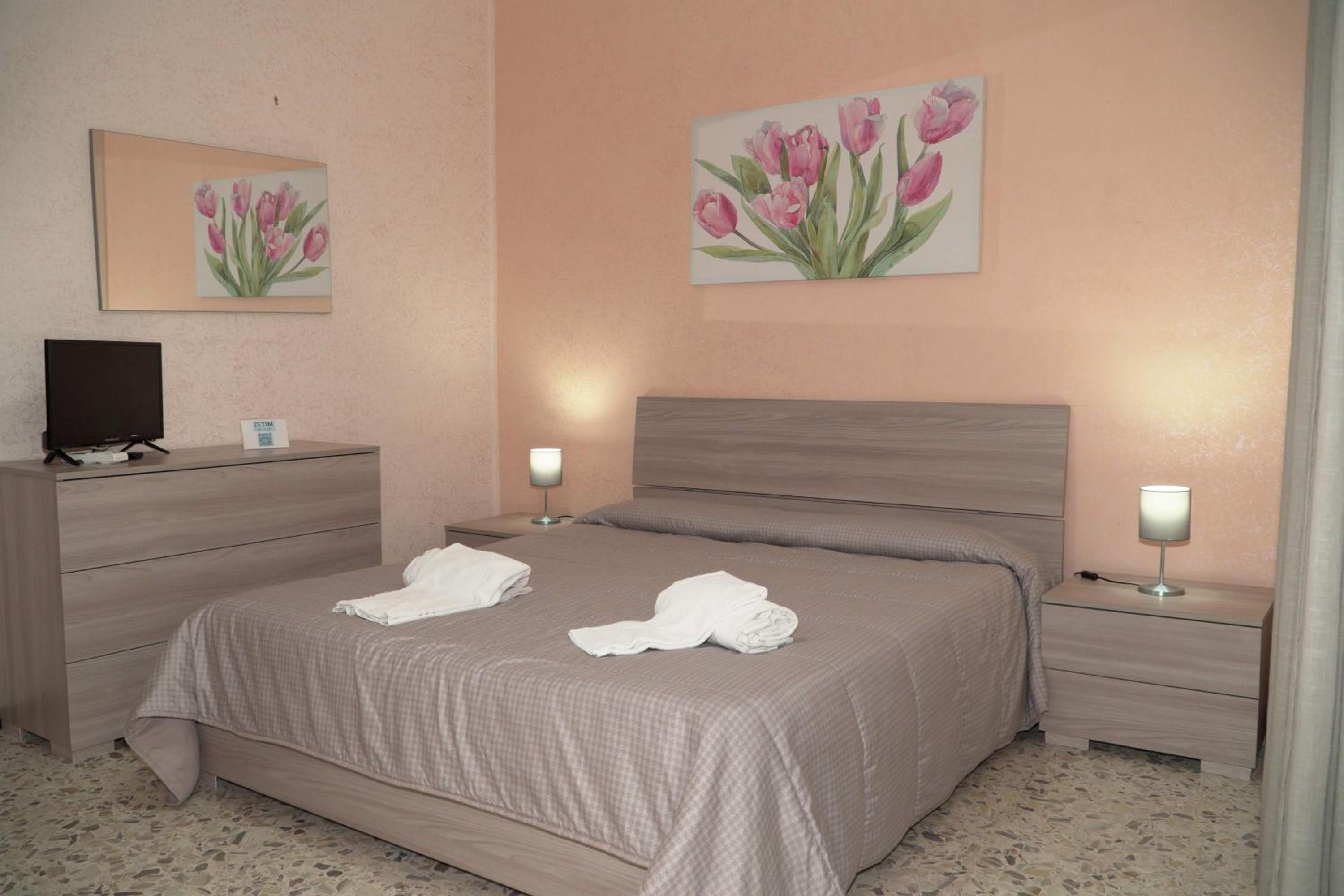Deluxe King Room - Photo 9