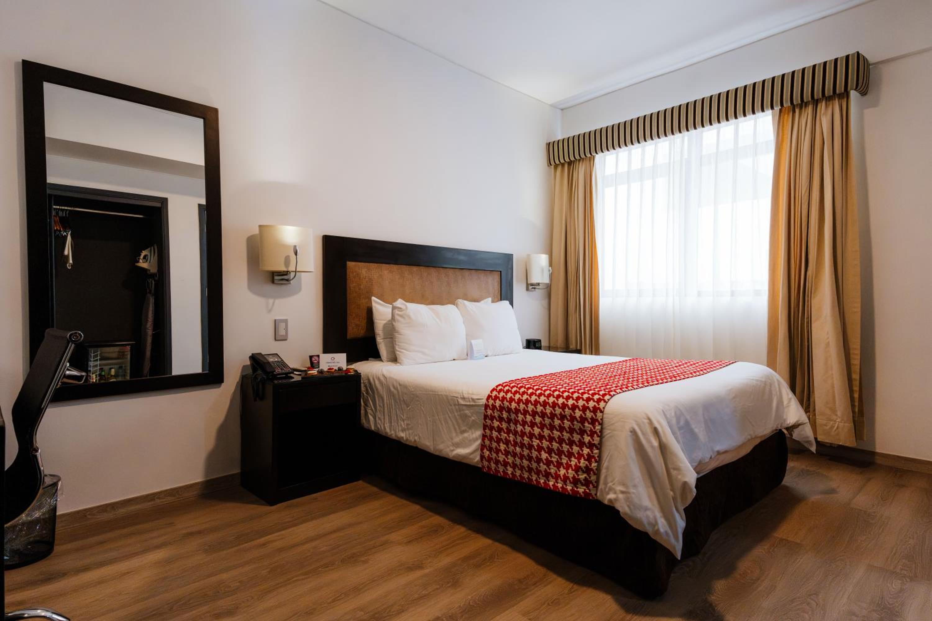 Standard Queen Room - Photo 14