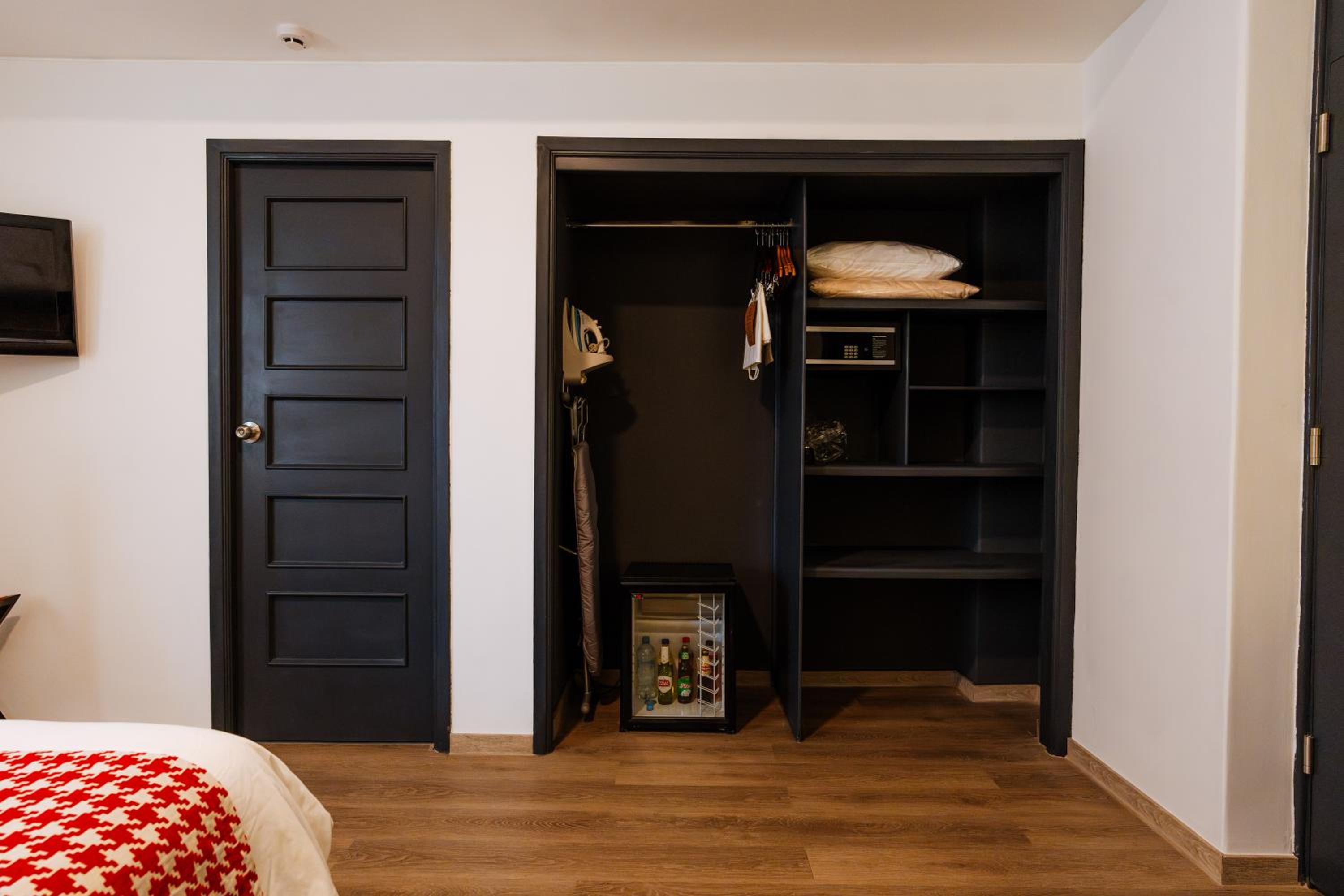 Standard Queen Room - Photo 11