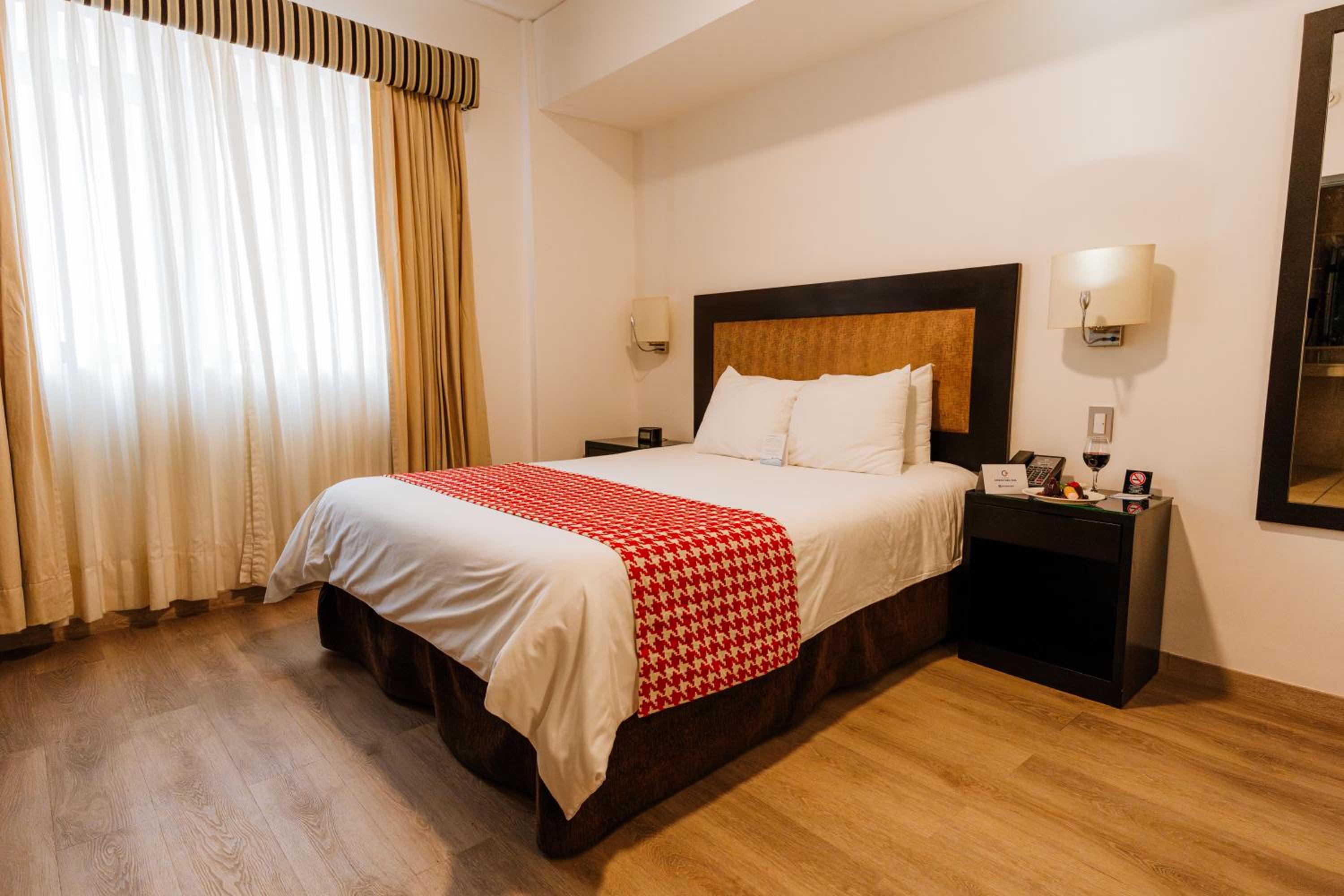 Standard Queen Room - Photo 12
