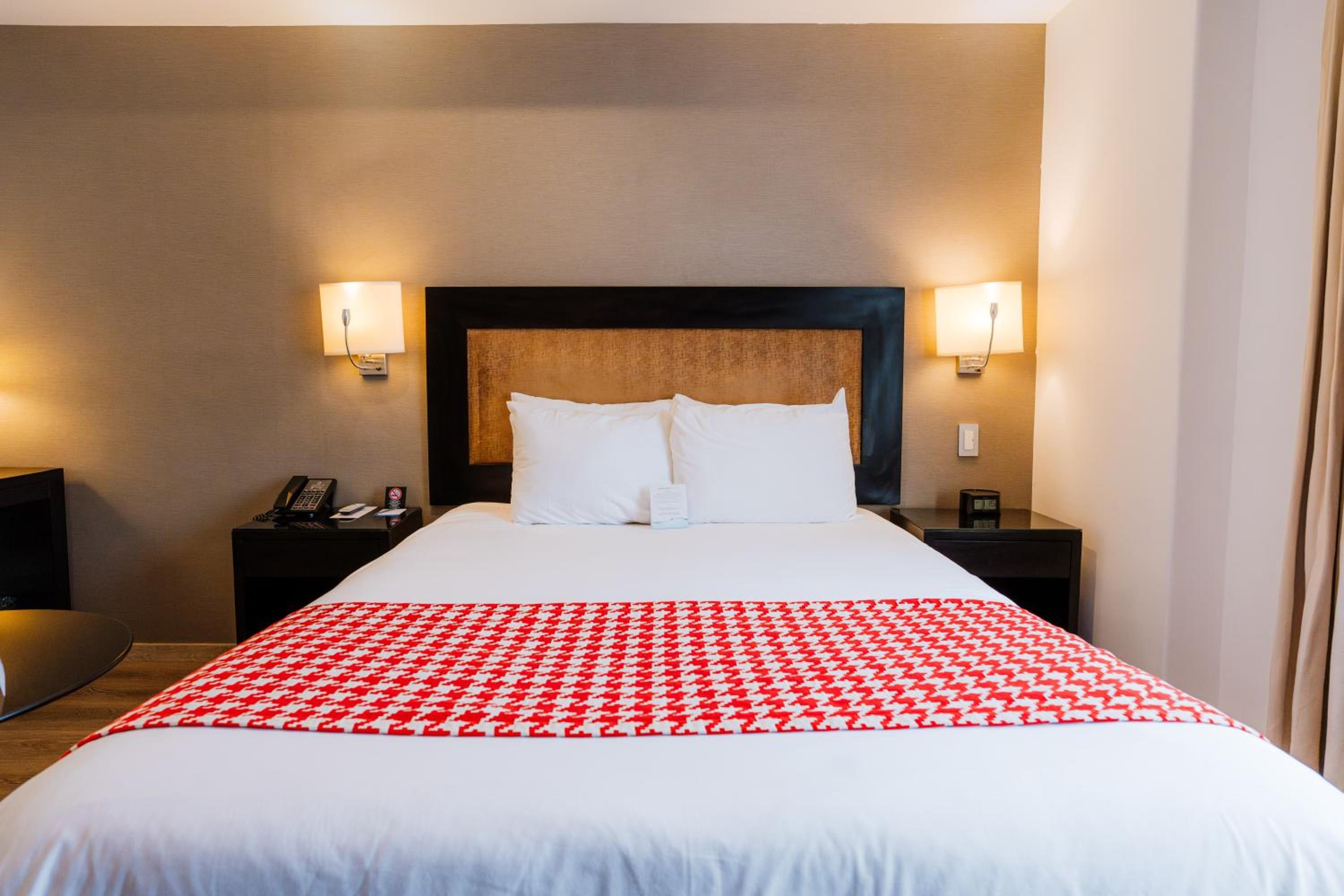 Standard Queen Room - Photo 10