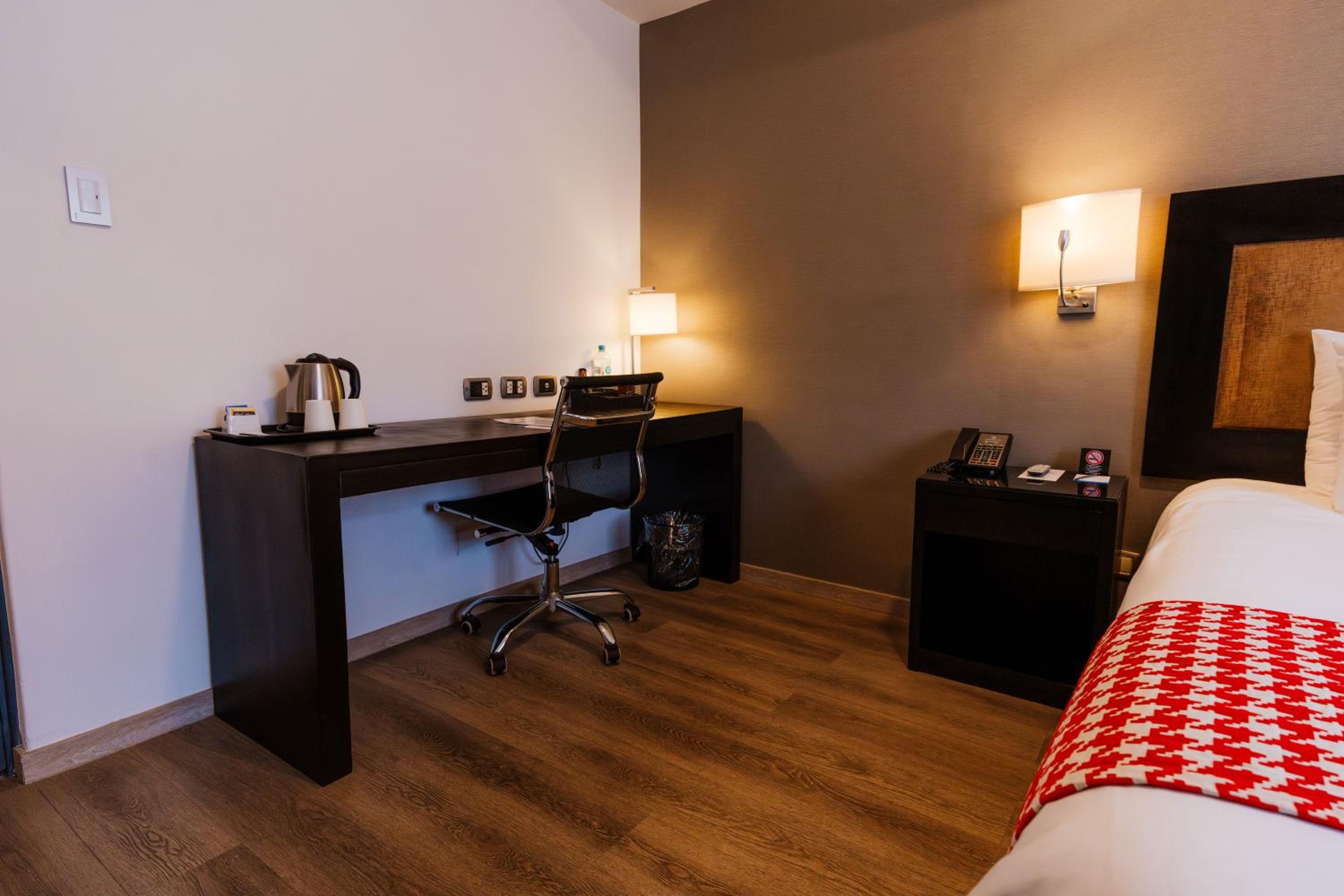 Standard Queen Room - Photo 13