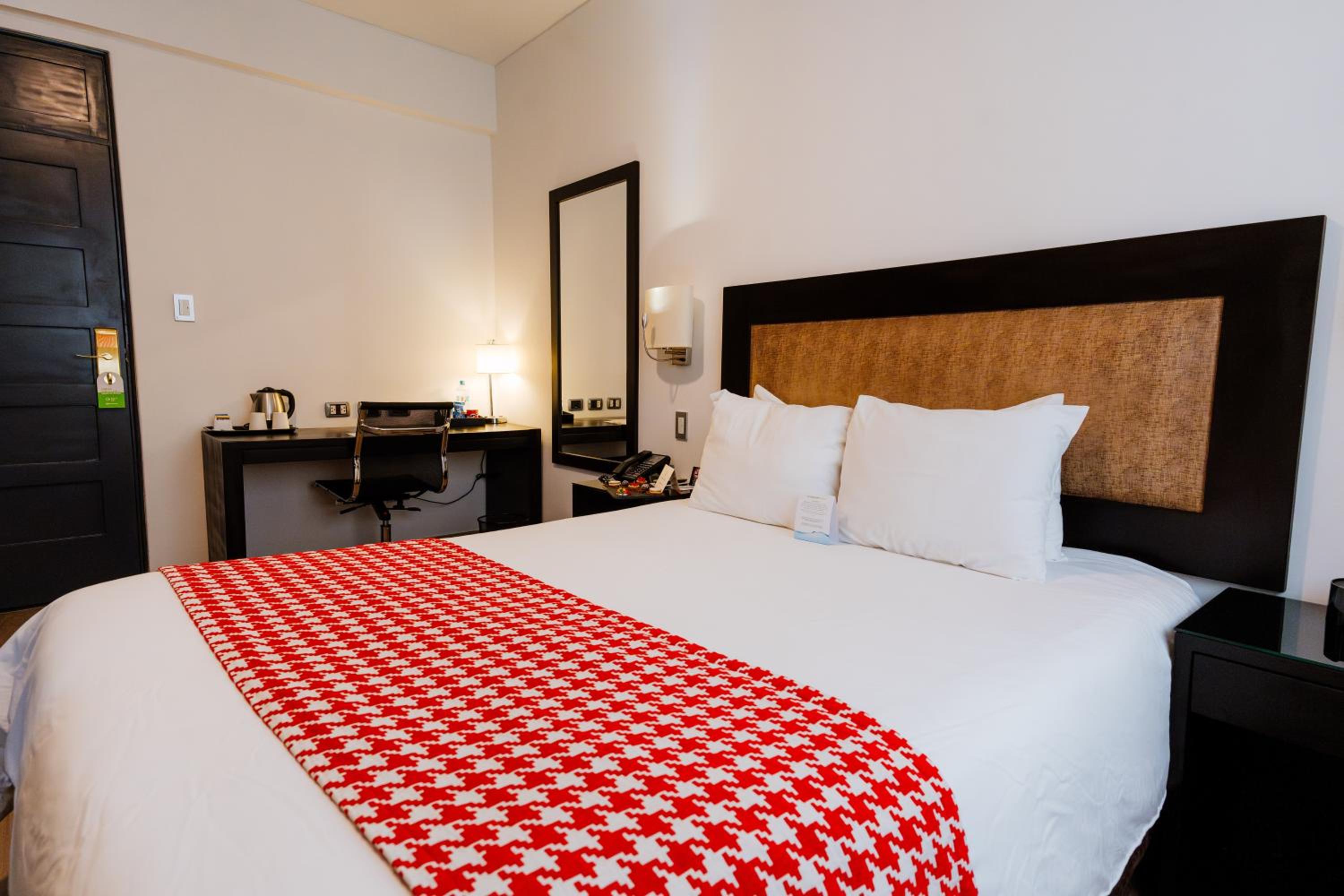 Standard Queen Room - Photo 9