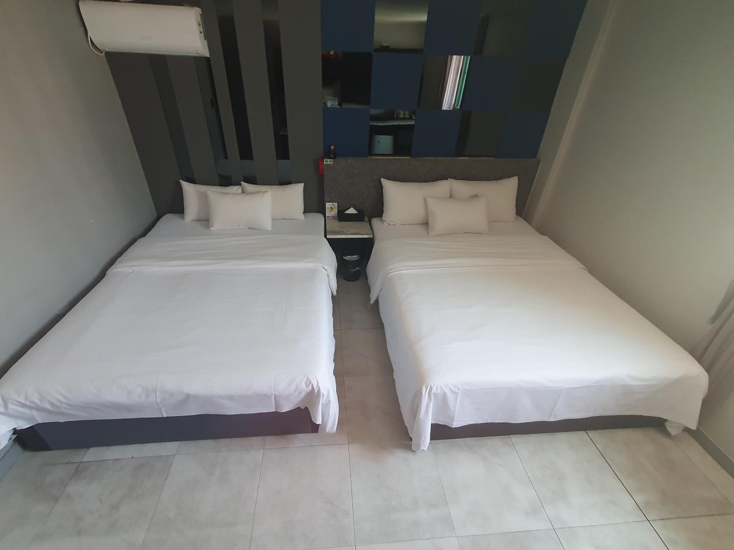 Standard Queen Room with Two Queen Beds - Photo 2