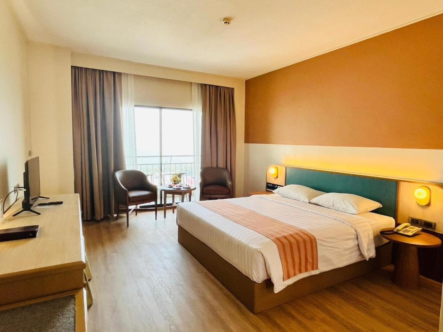 Grand Executive Room - Photo 2