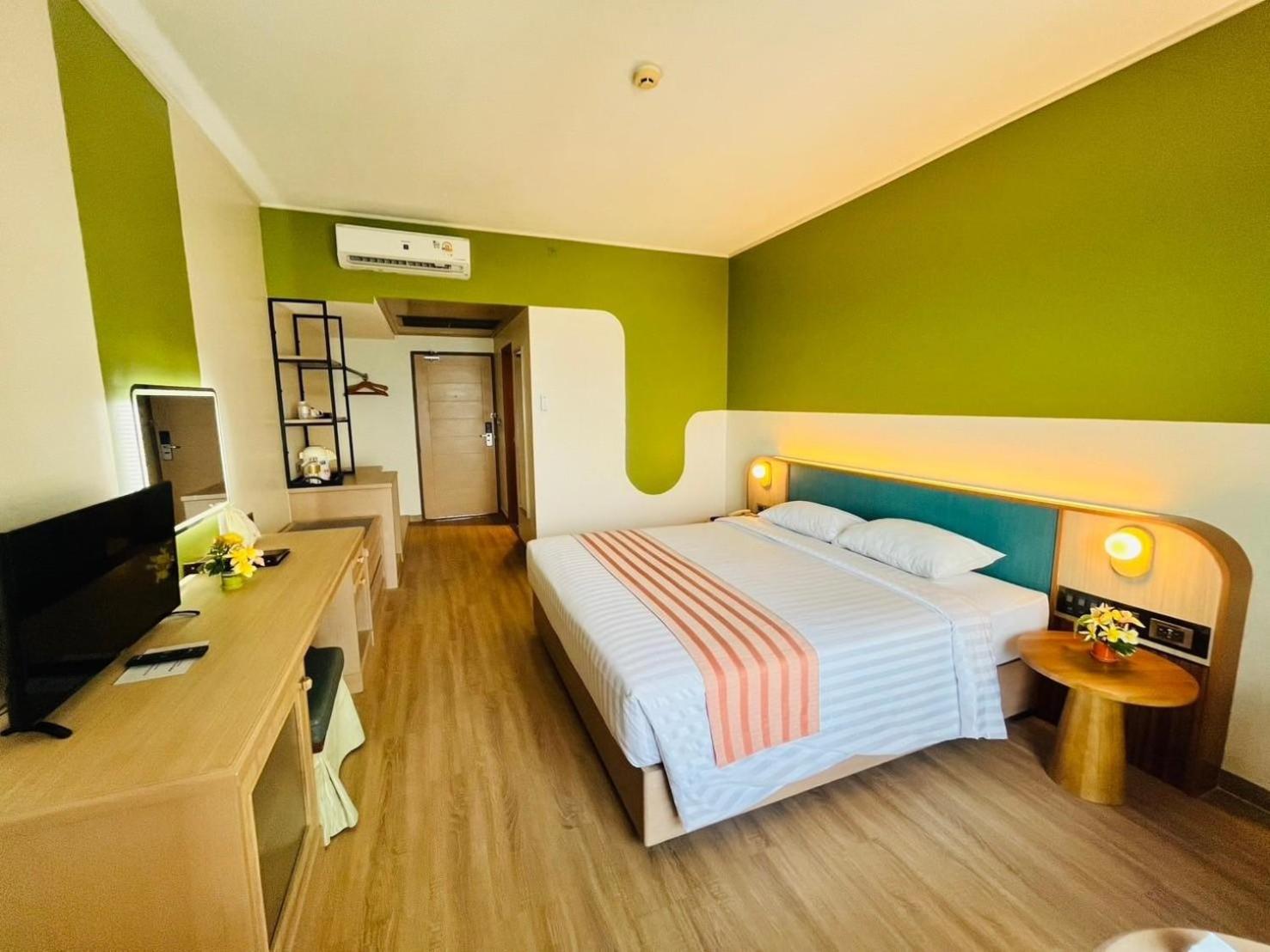 Grand Executive Room - Photo 6