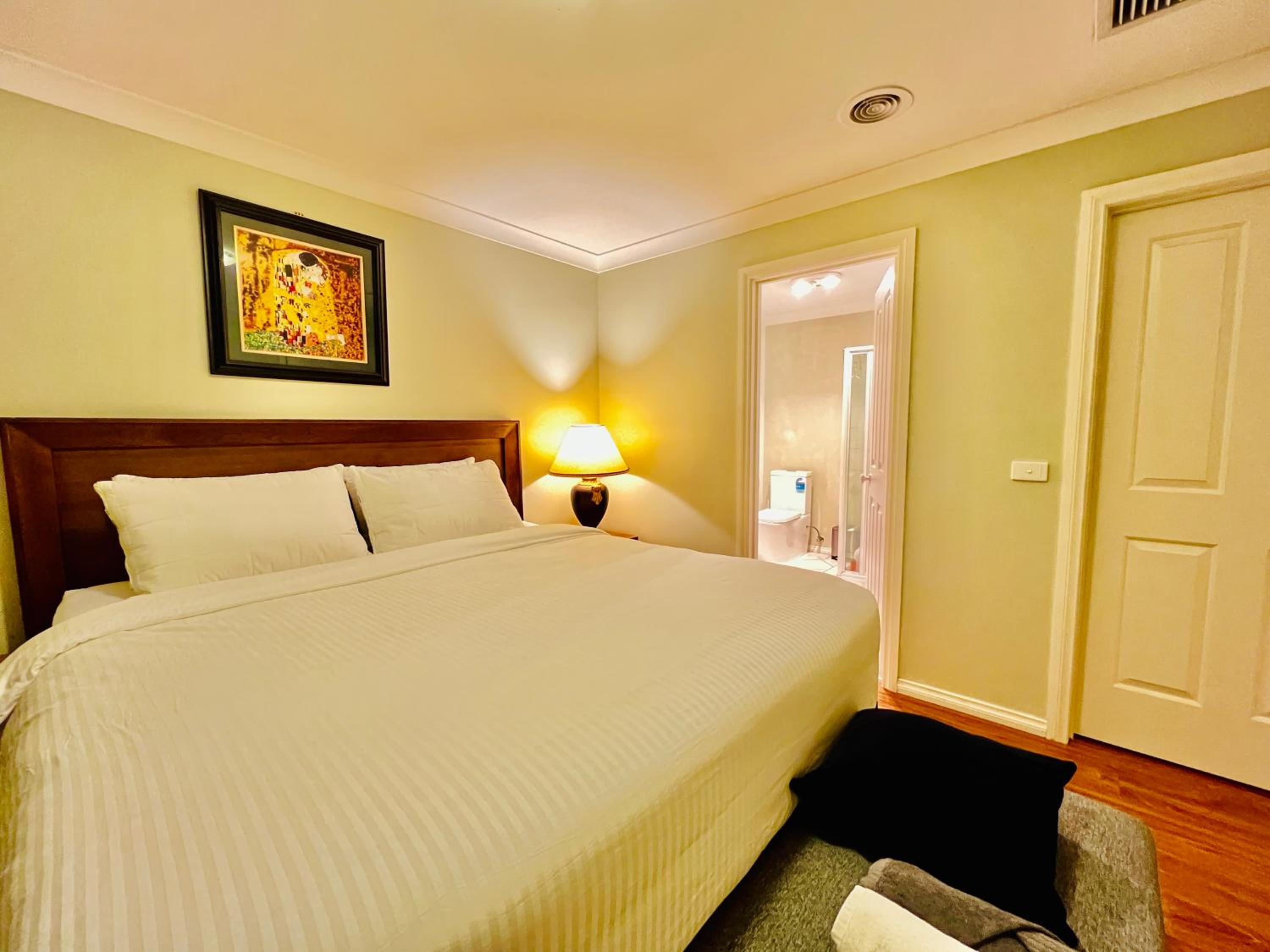 Deluxe King Suite photo 1