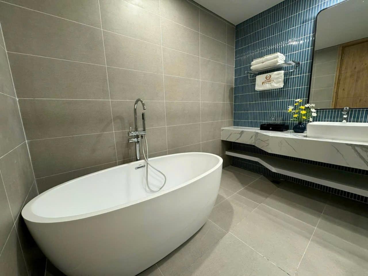 King Suite with Spa Bath photo 3