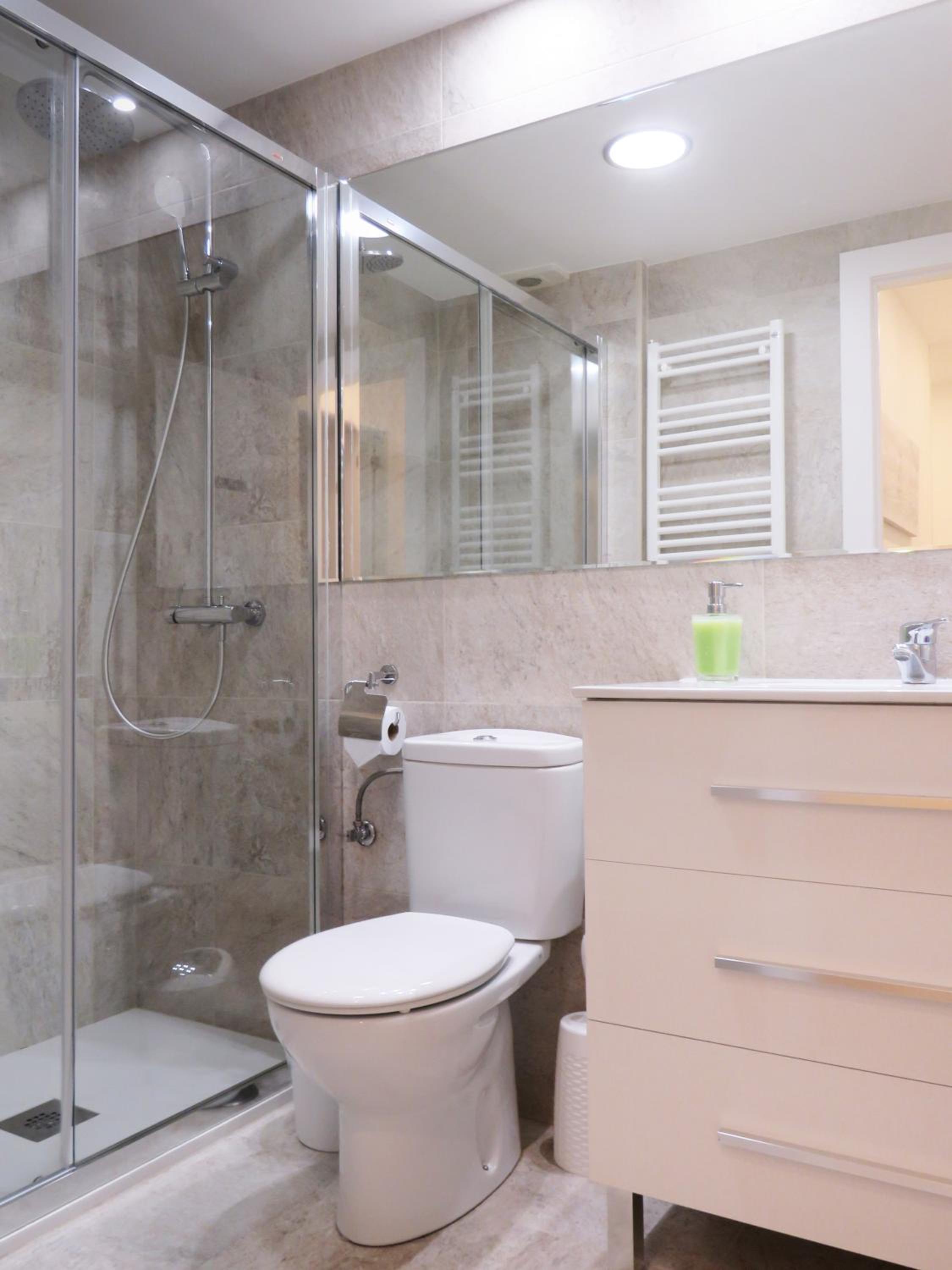 Twin Room with Shared Bathroom photo 2