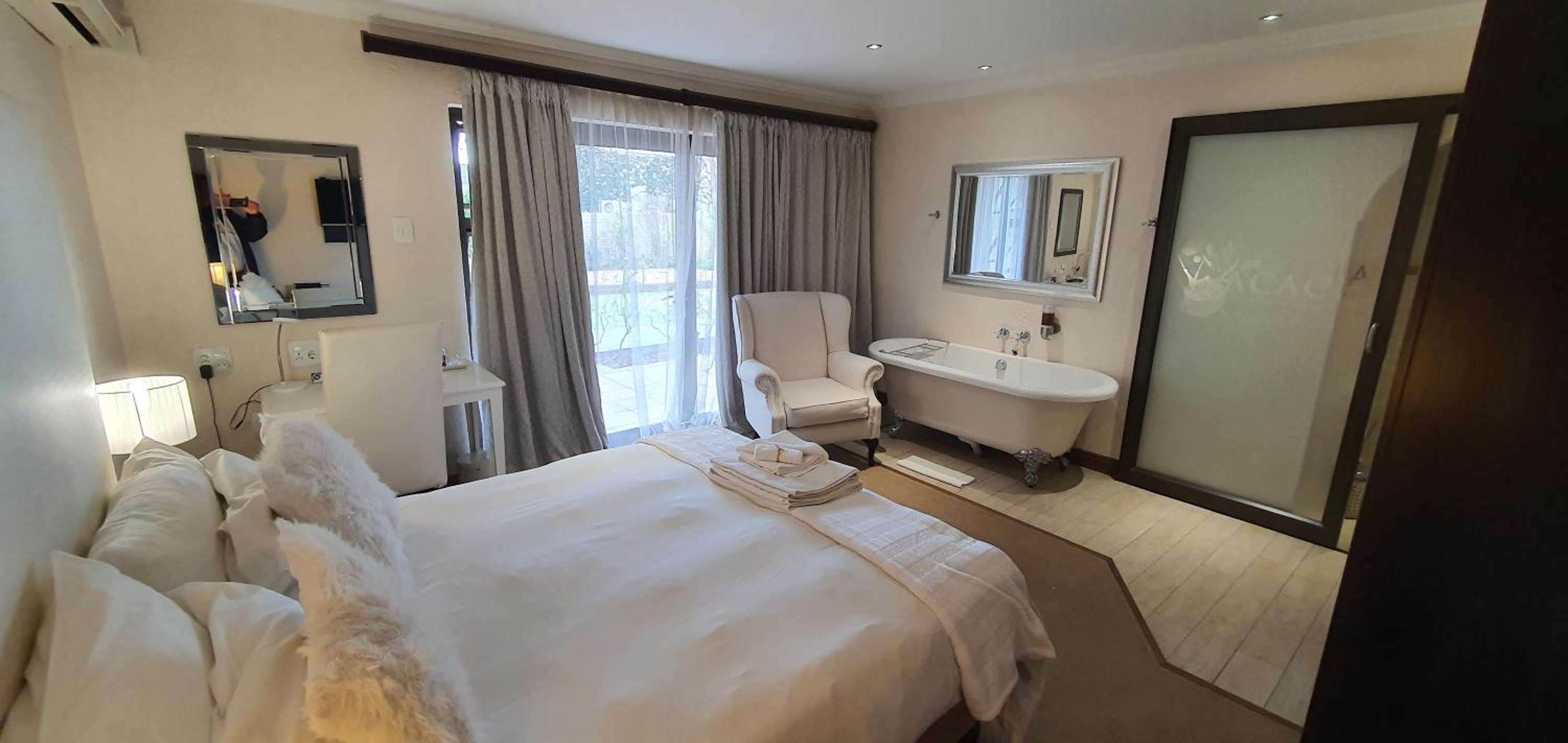 Deluxe Double Room with Bath - Photo 1