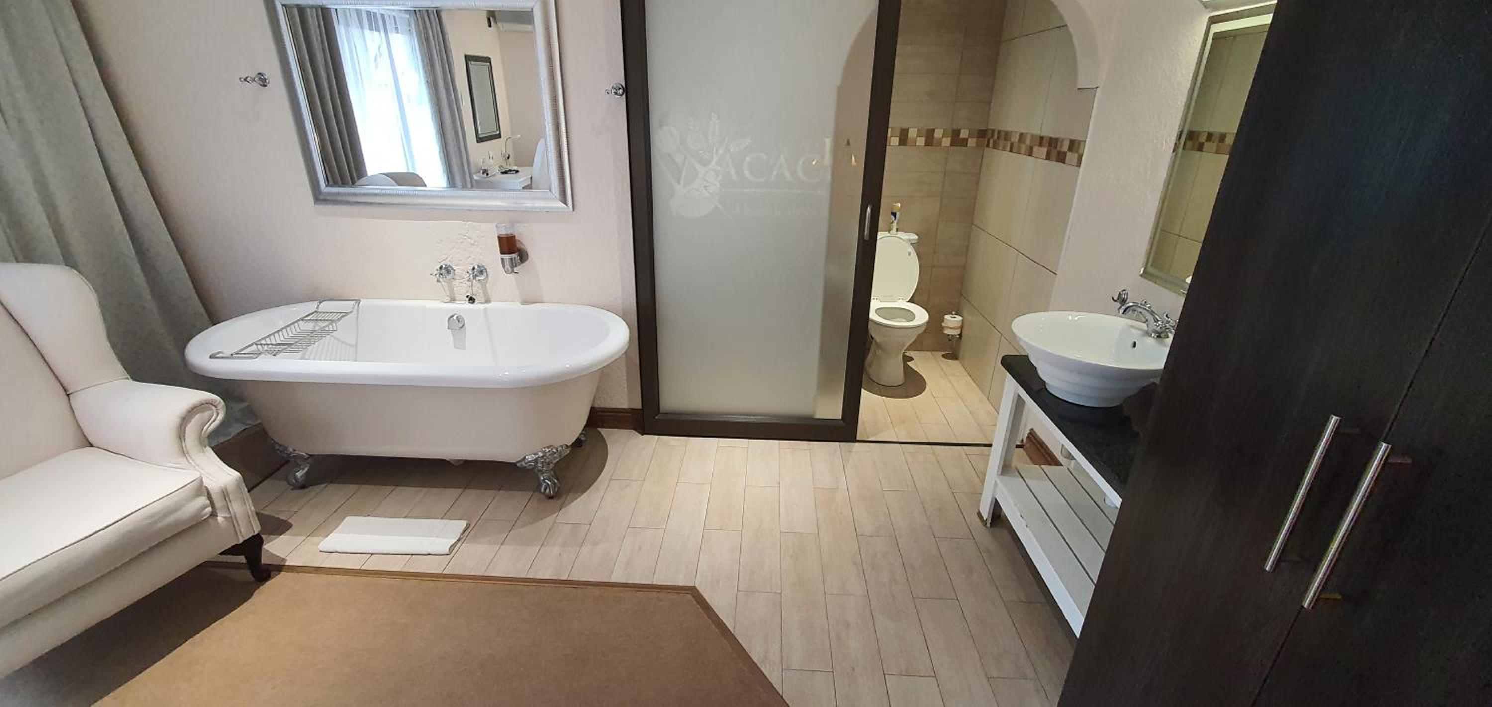 Deluxe Double Room with Bath - Photo 4