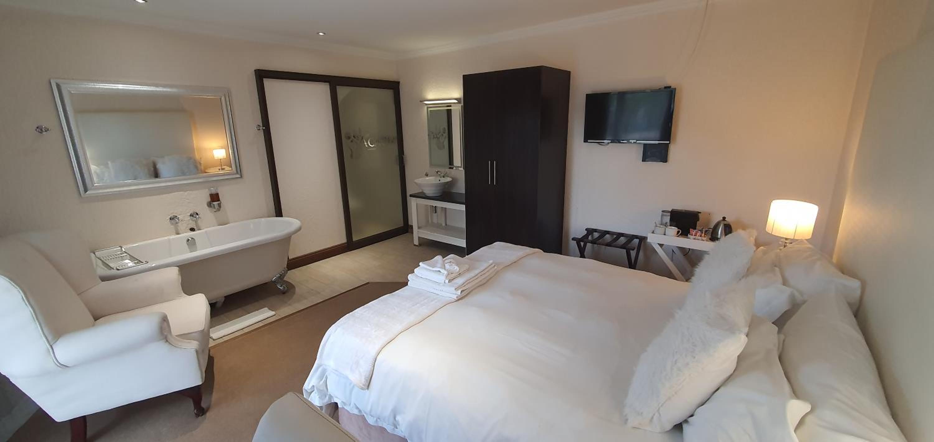 Deluxe Double Room with Bath - Photo 6