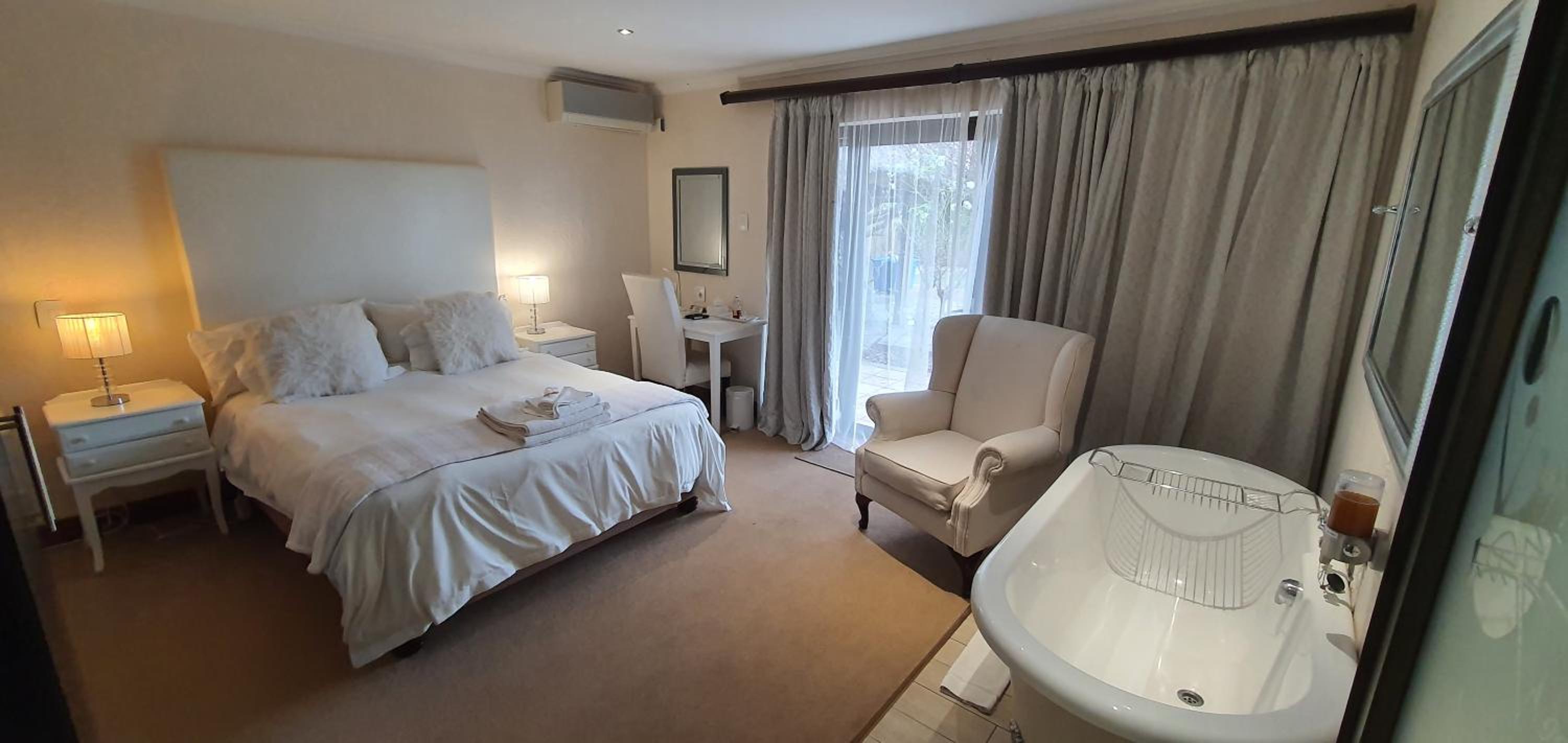Deluxe Double Room with Bath - Photo 7
