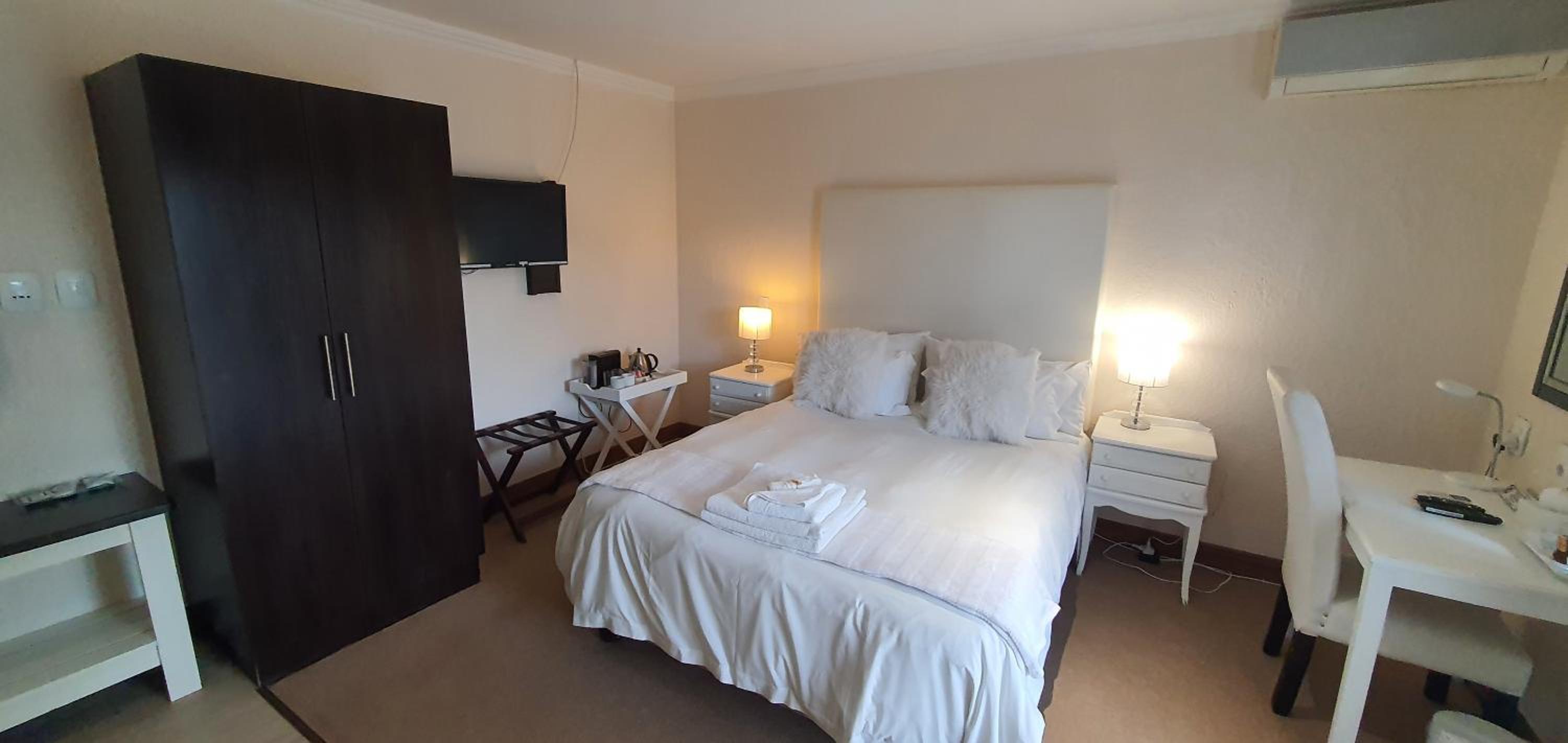 Deluxe Double Room with Bath - Photo 8