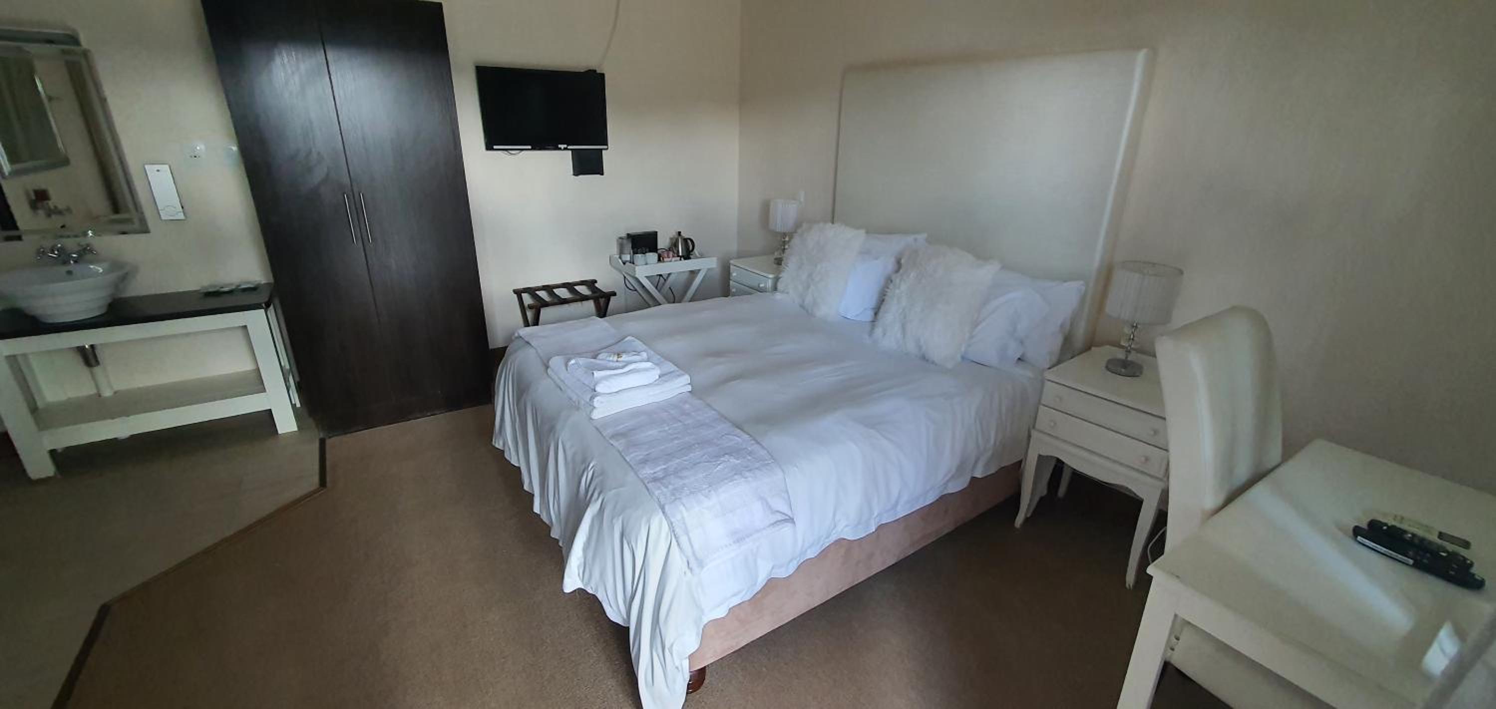 Deluxe Double Room with Bath - Photo 9