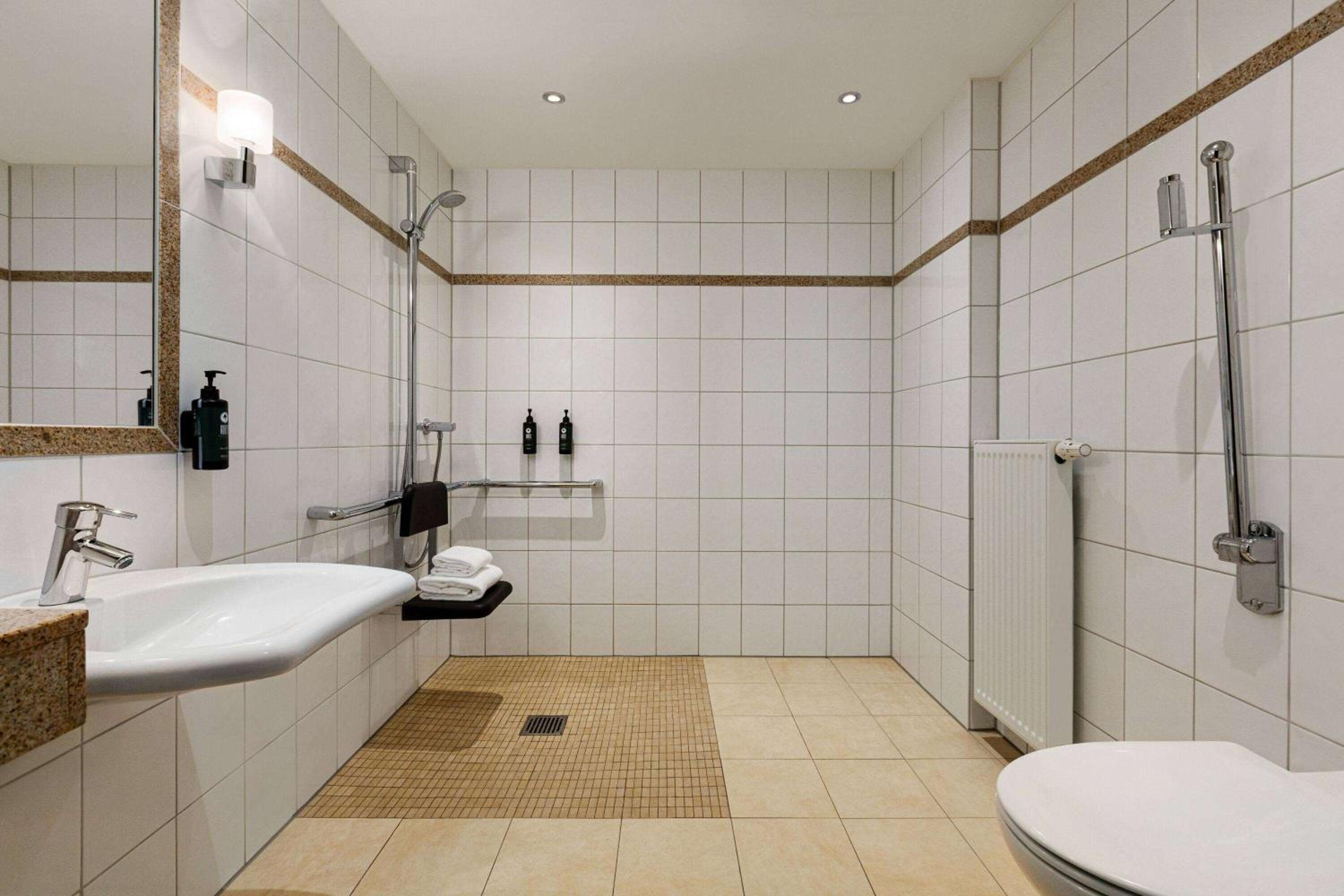 Standard Room with Roll In Shower - Mobility Accessible - Photo 1