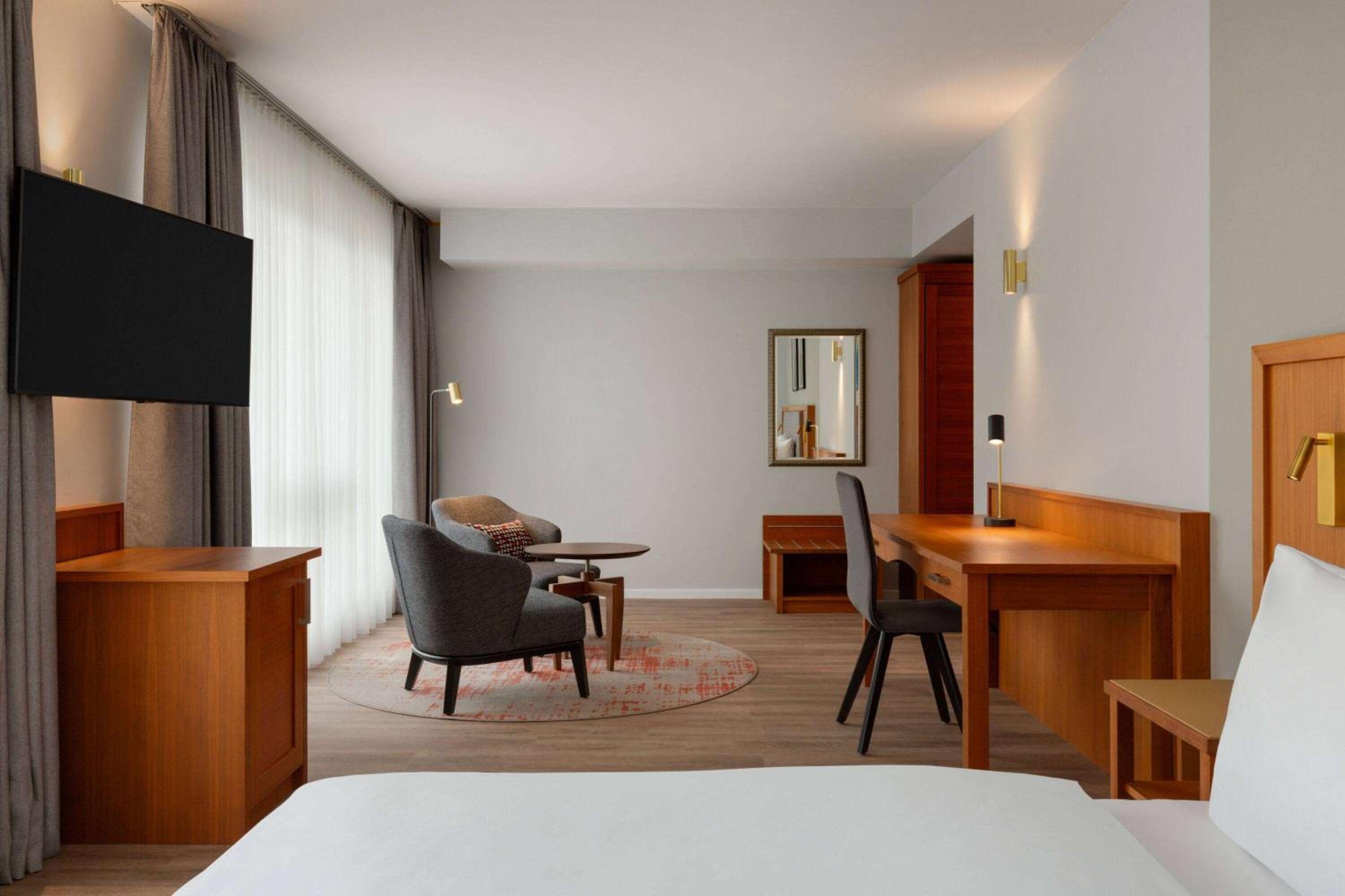 King Suite - Non-Smoking - Photo 2