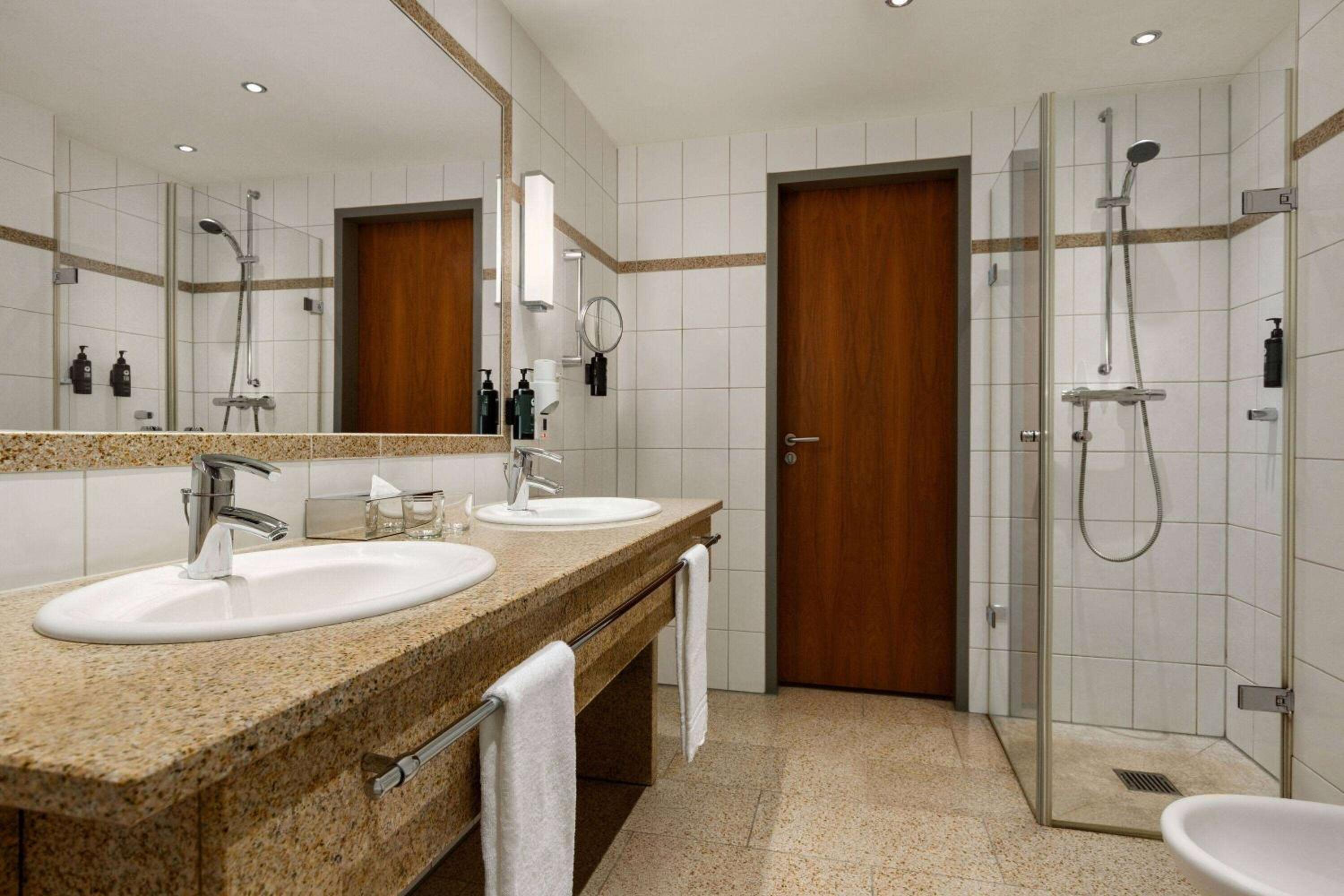 King Suite - Non-Smoking - Photo 3