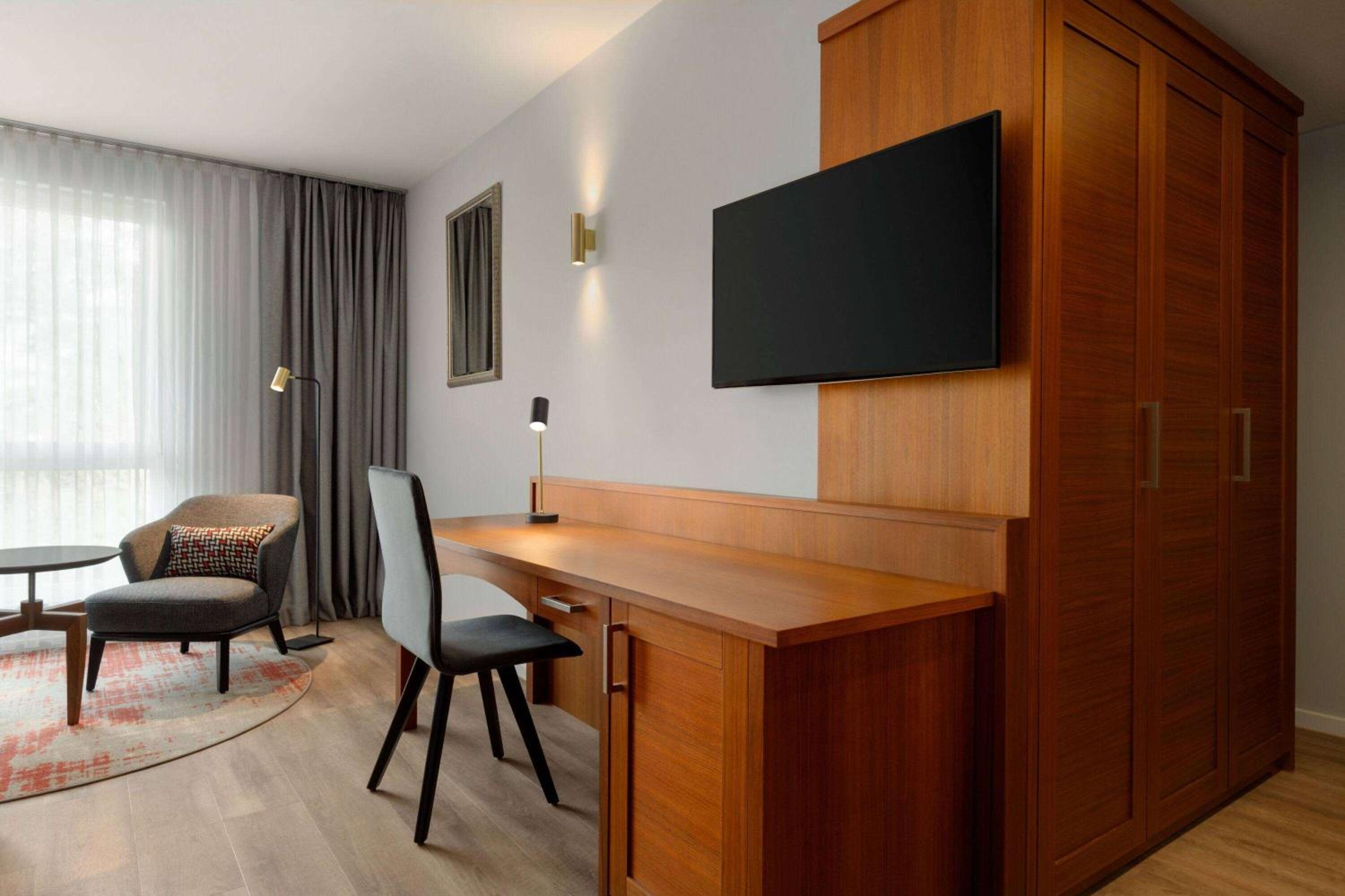 King Suite - Non-Smoking - Photo 5