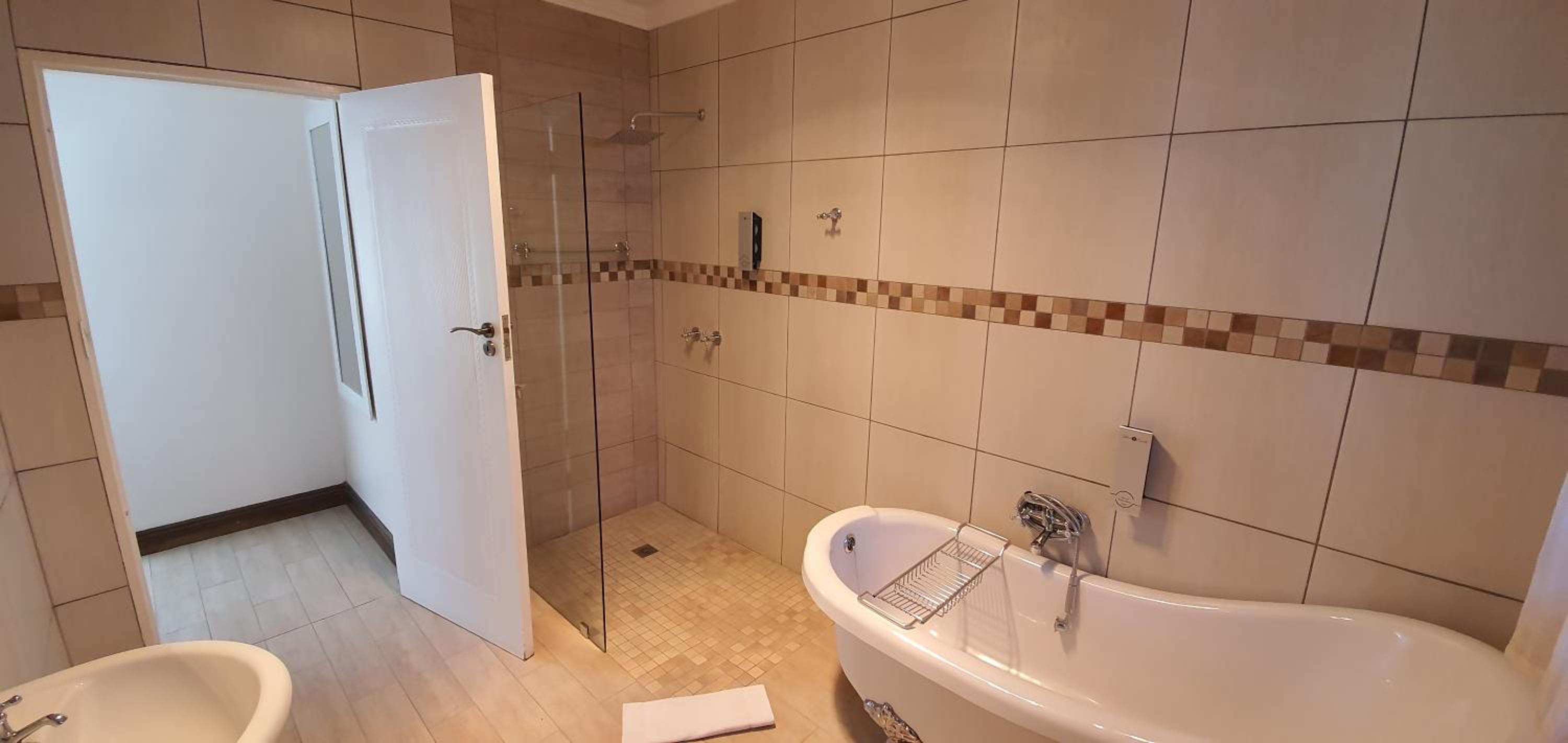 Deluxe Queen Room - Photo 7