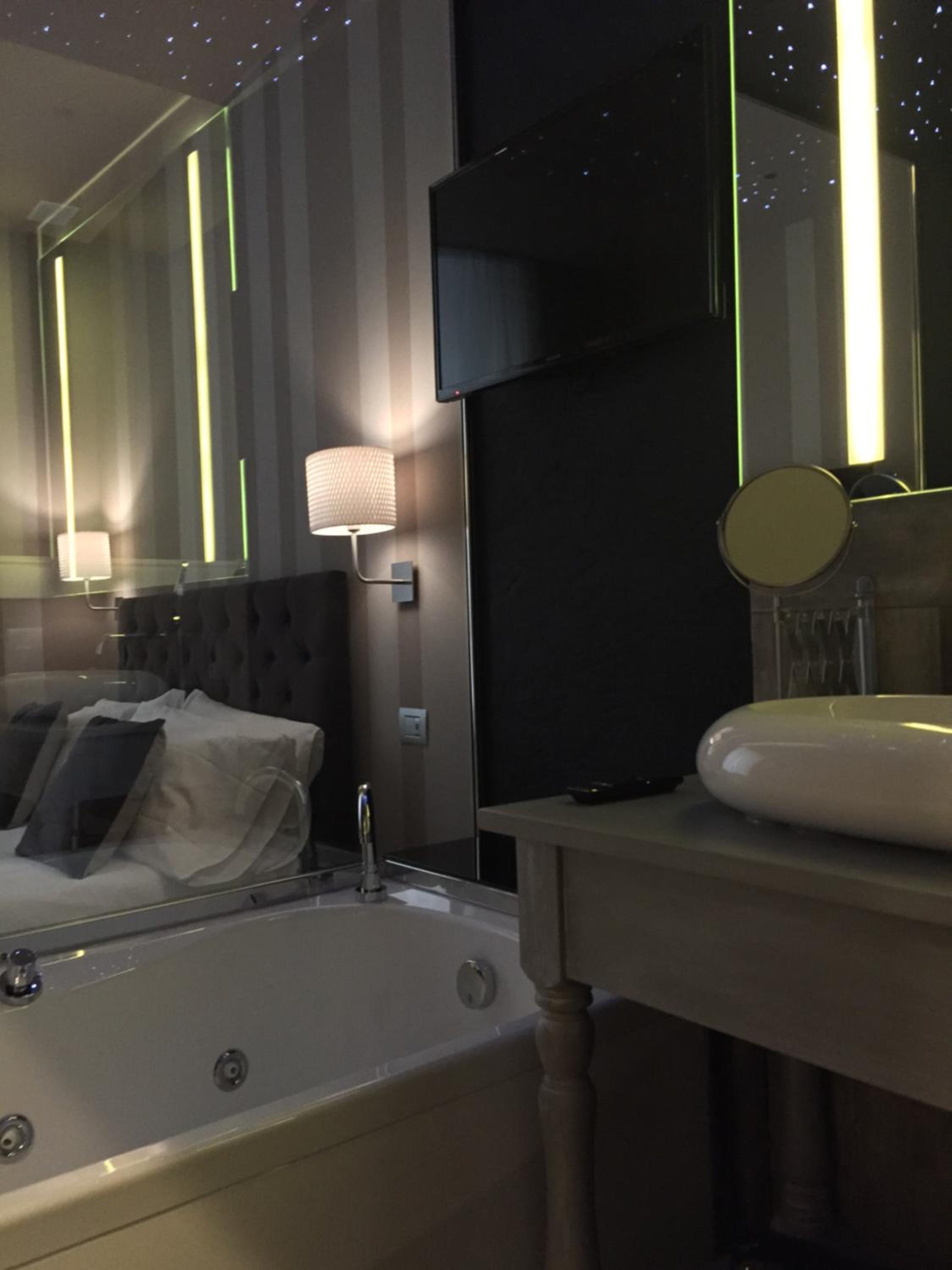 Suite with Spa Bath photo 2