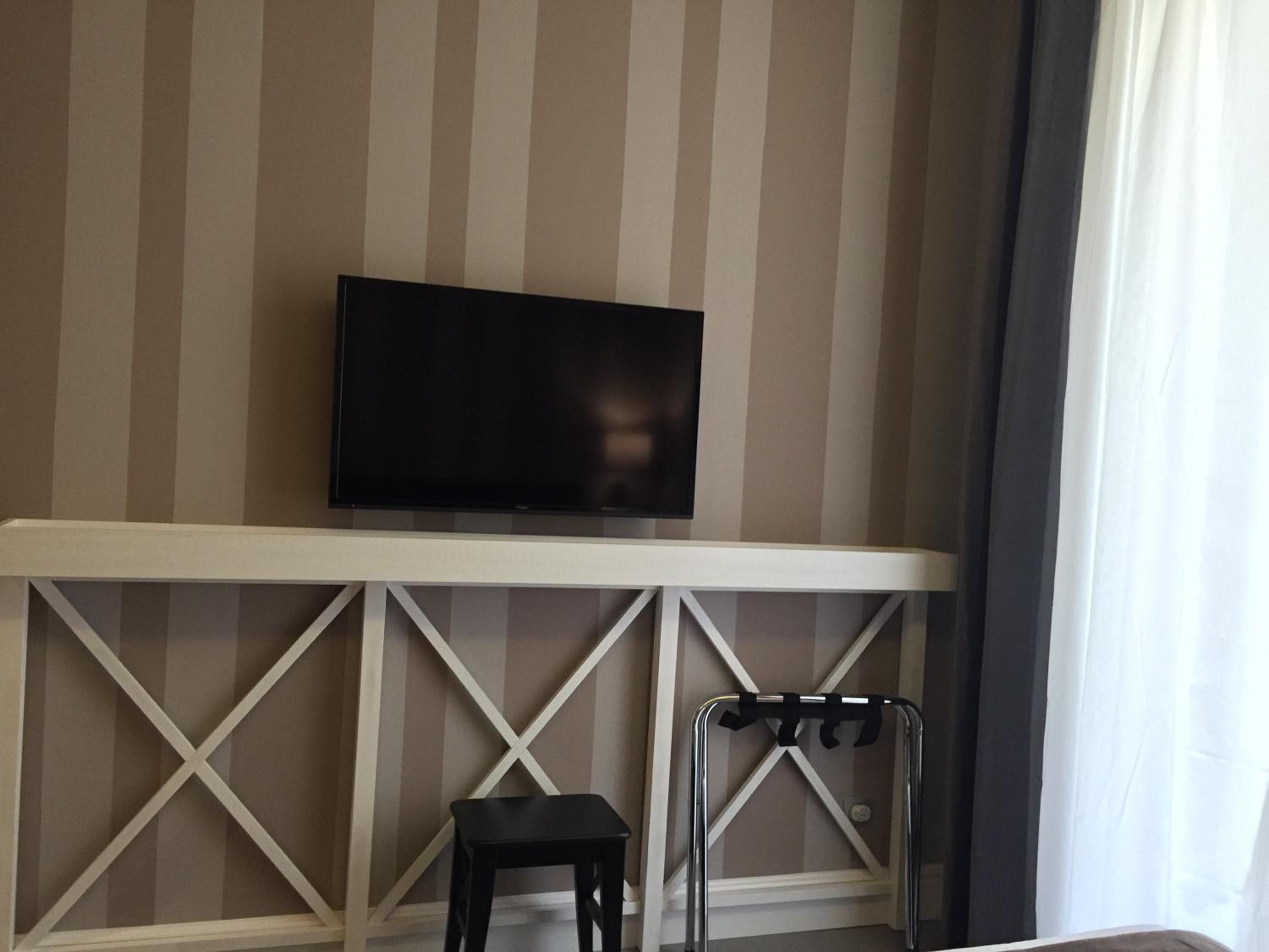 Deluxe Queen Suite photo 2