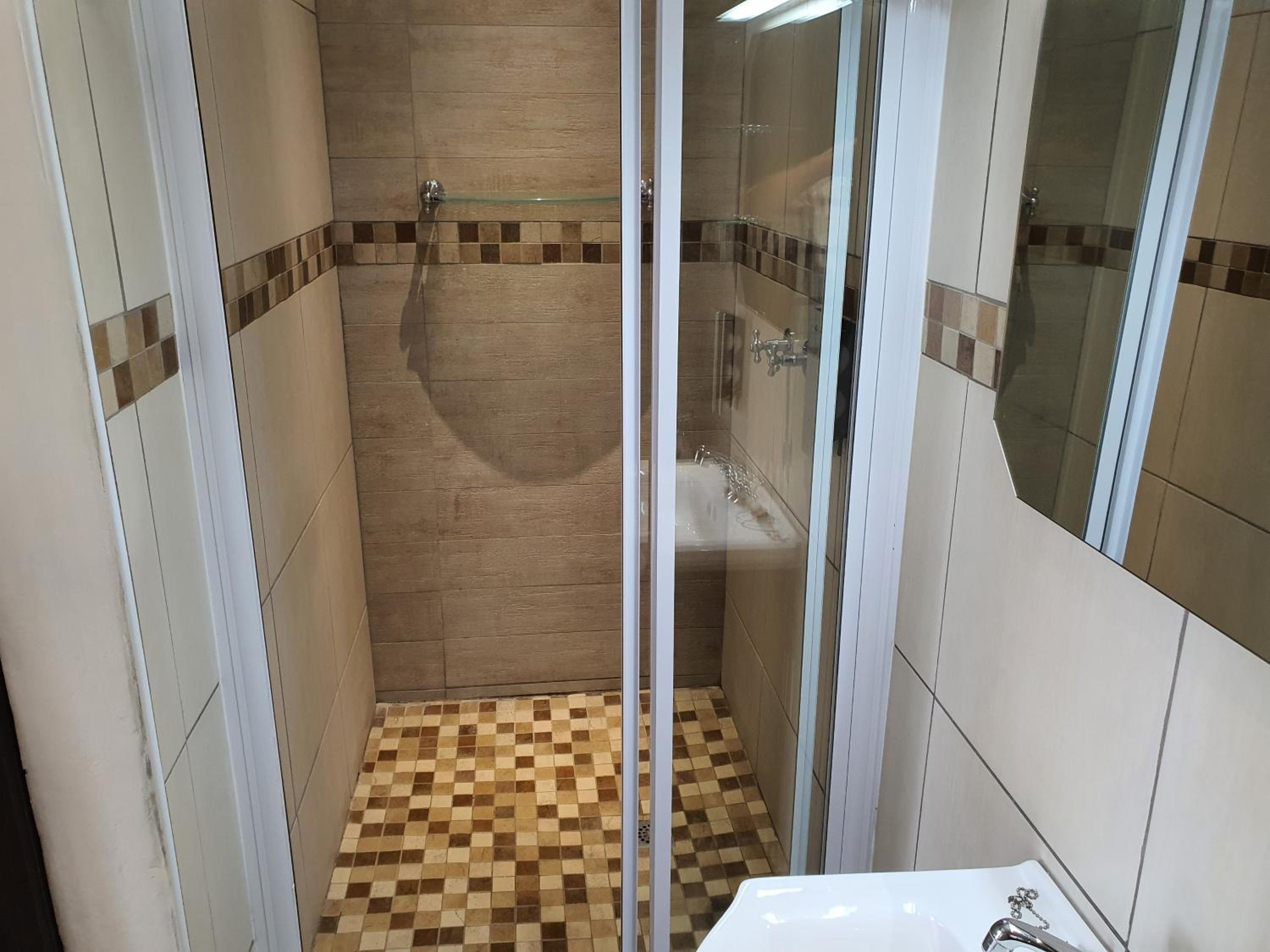 Standard Double Room - Photo 9