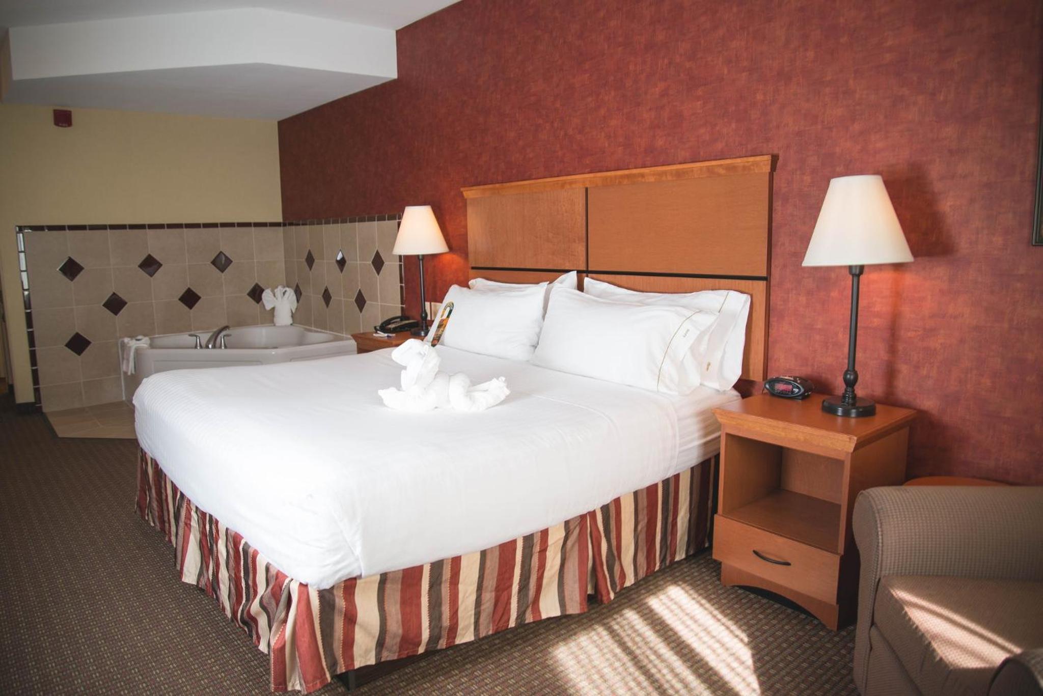 King Suite with Jetted Tub - Photo 15