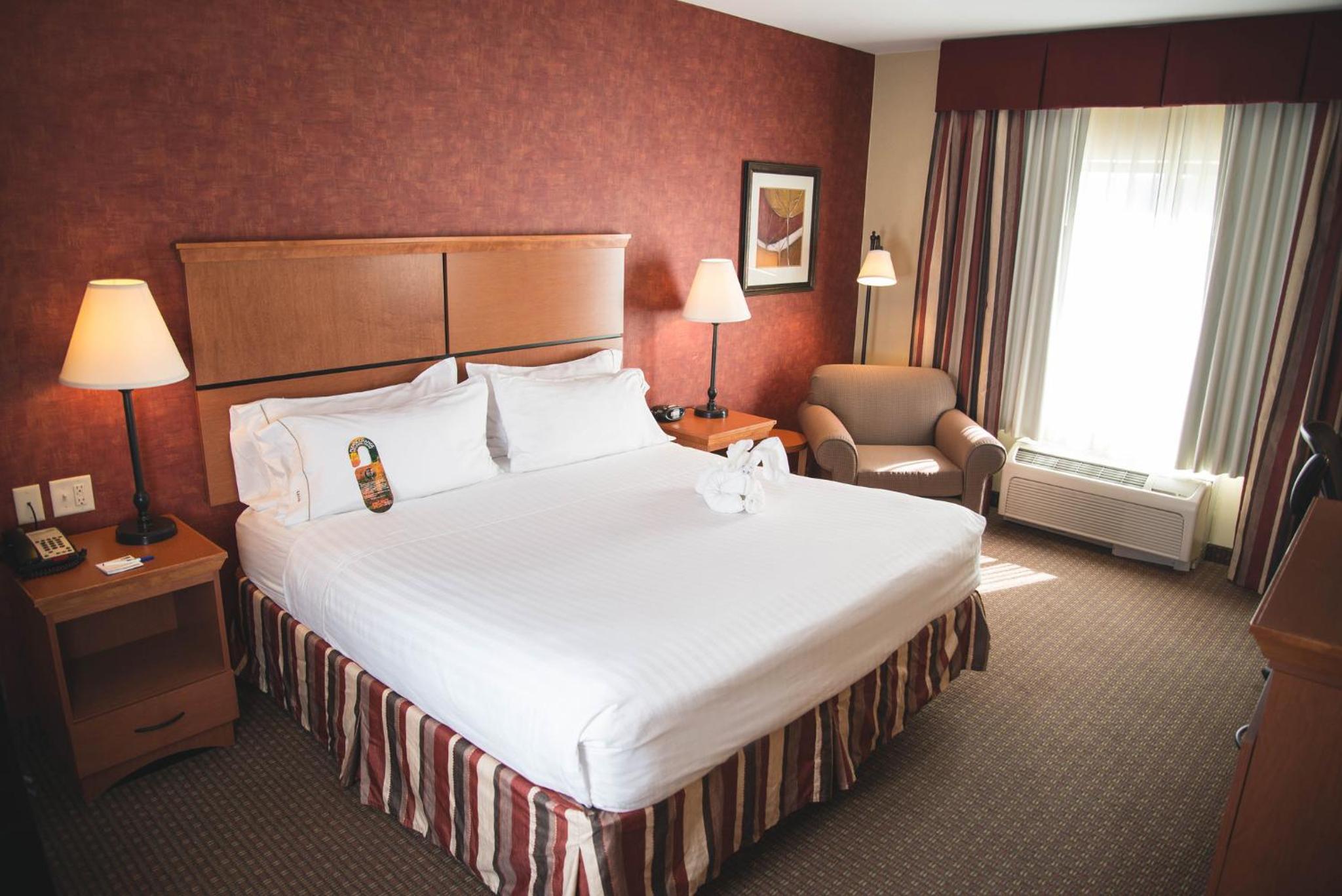 Standard King Room - Photo 10