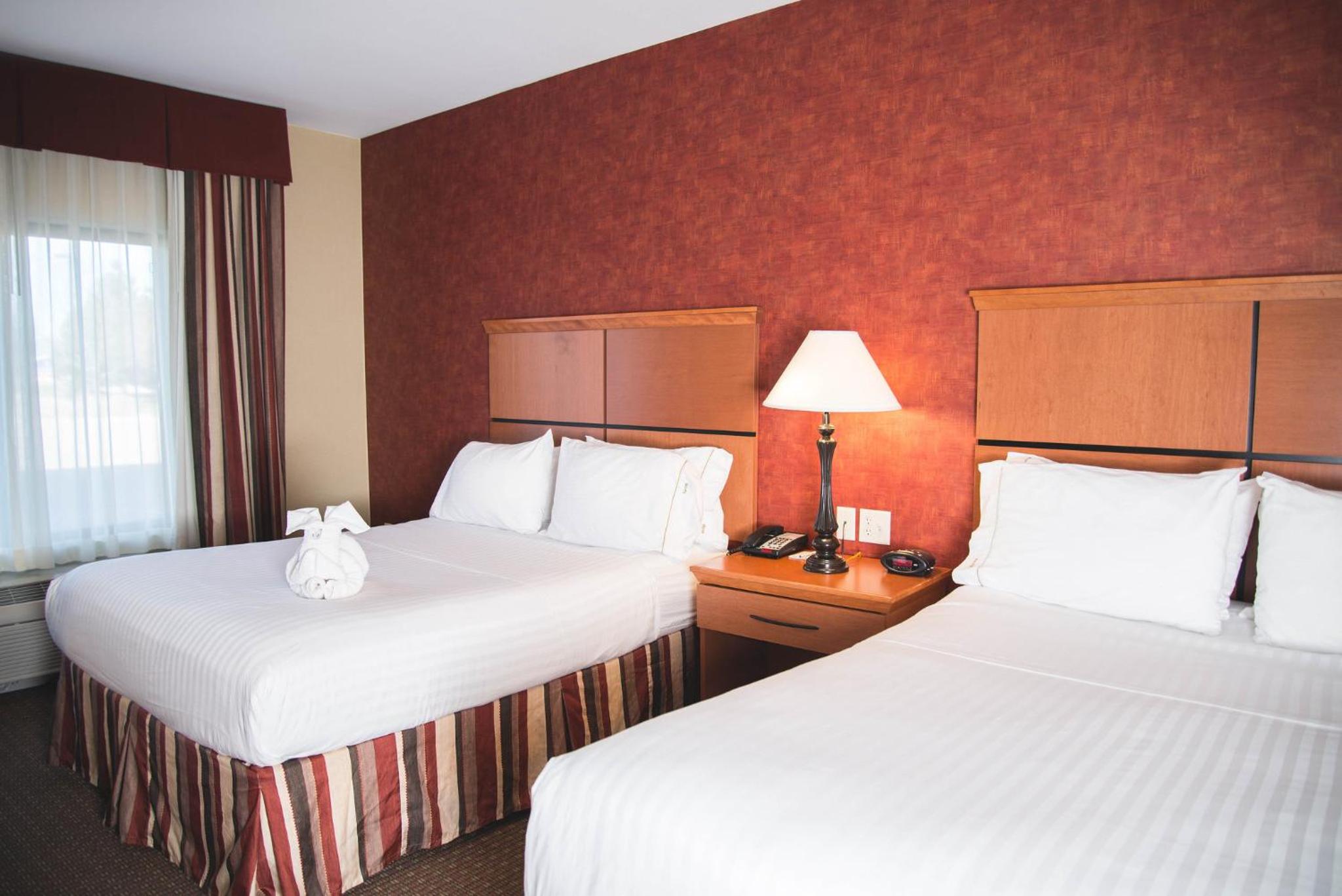 Standard Queen Room with Two Queen Beds - Photo 9