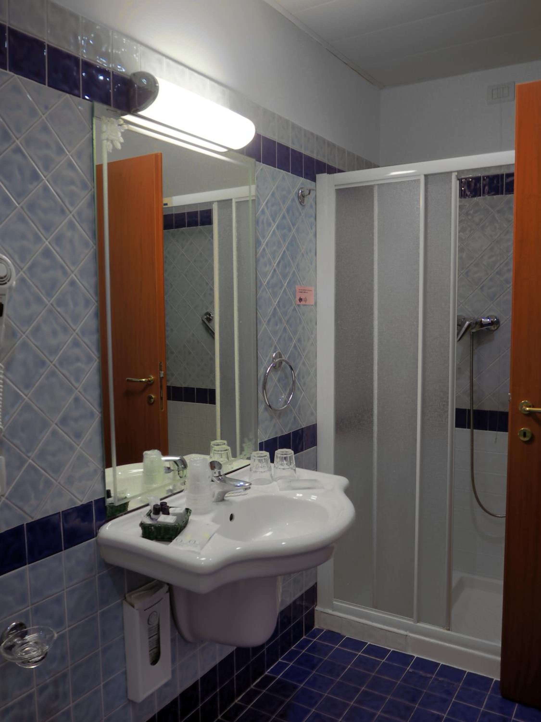 Standard Double or Twin Room - Photo 6