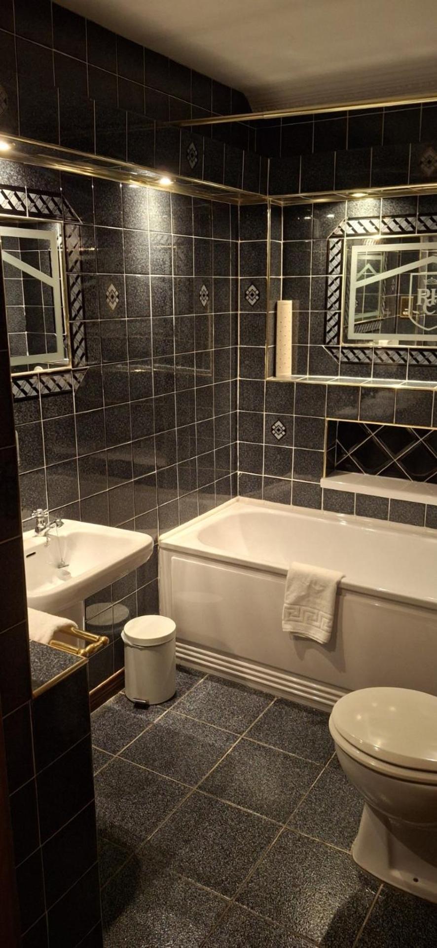 Double or Twin Room with Skylight Window Only - Photo 2