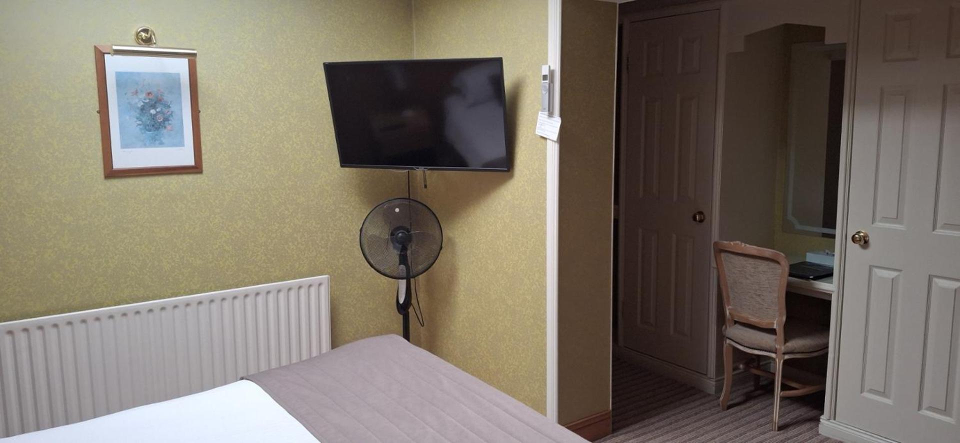 Double or Twin Room with Skylight Window Only - Photo 3