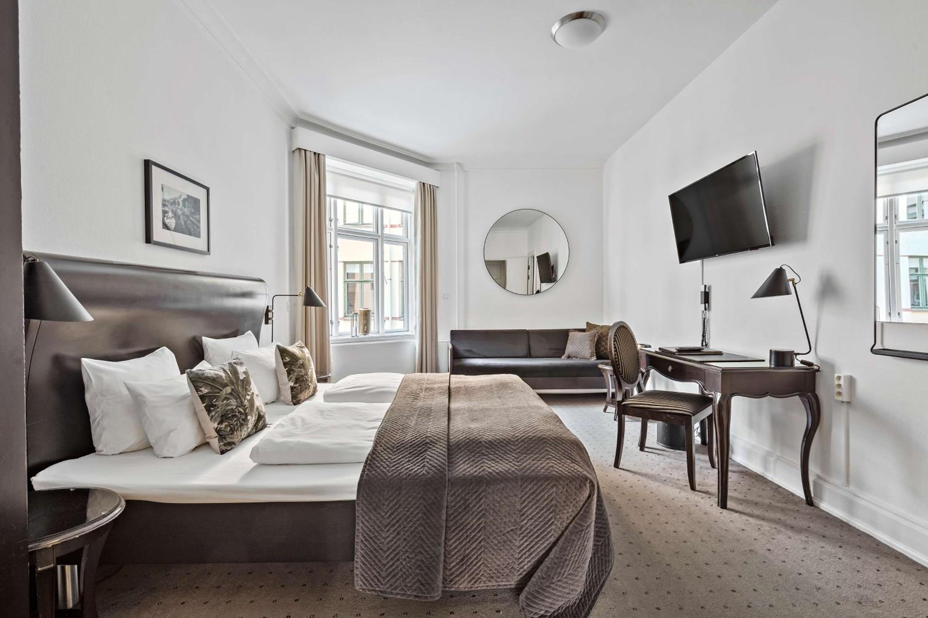 Superior King Room with Sofa Bed - Non-Smoking