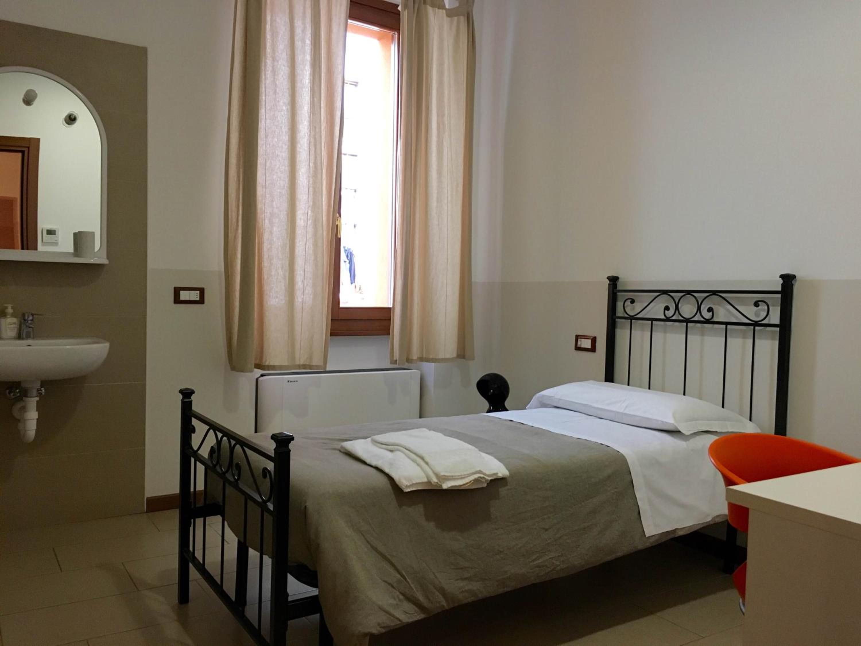 Single Room with Private External Bathroom photo 2