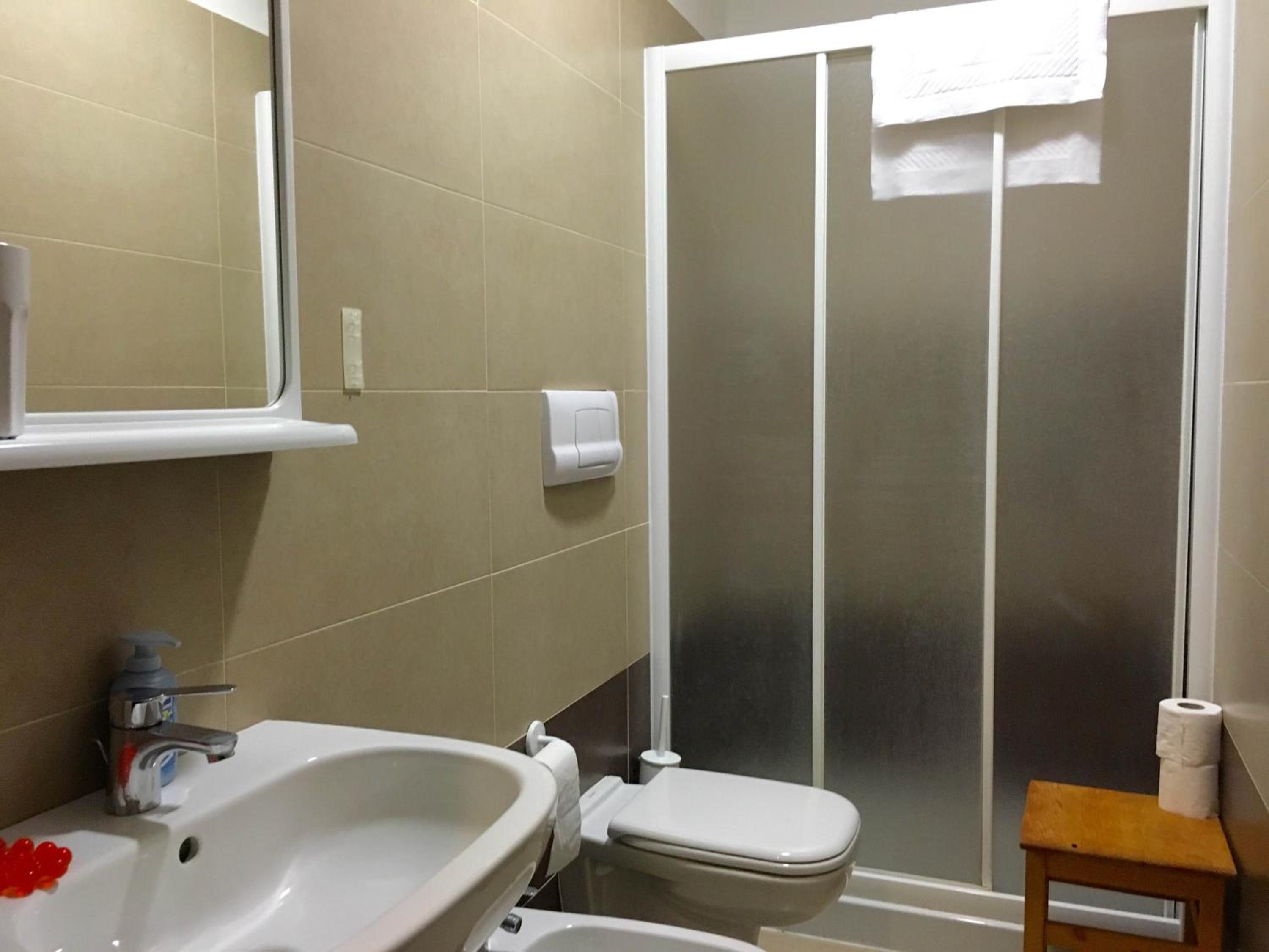 Twin Room - Photo 2