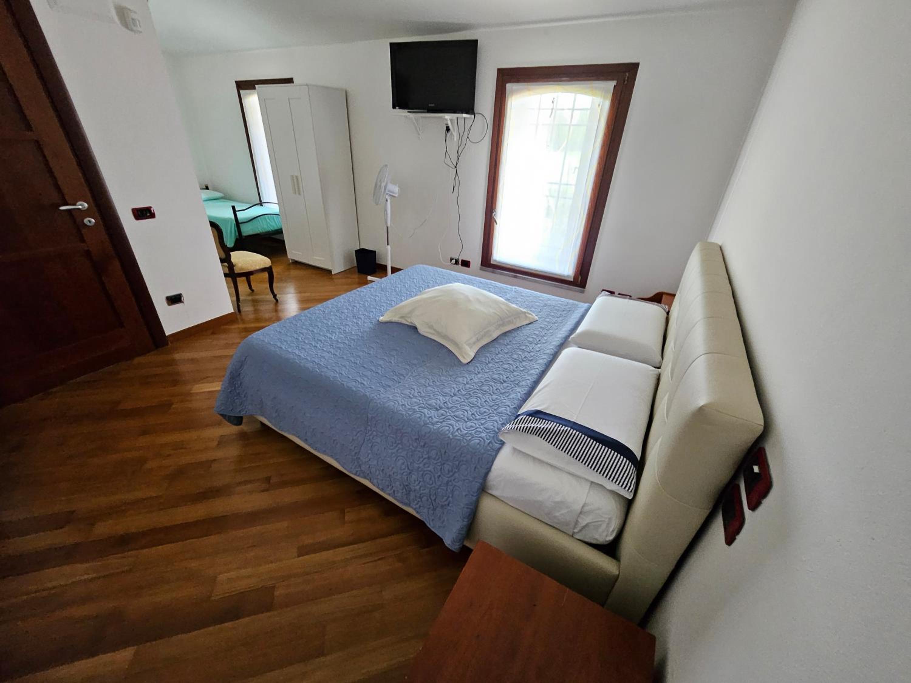 Double Room with Shared Bathroom photo 2