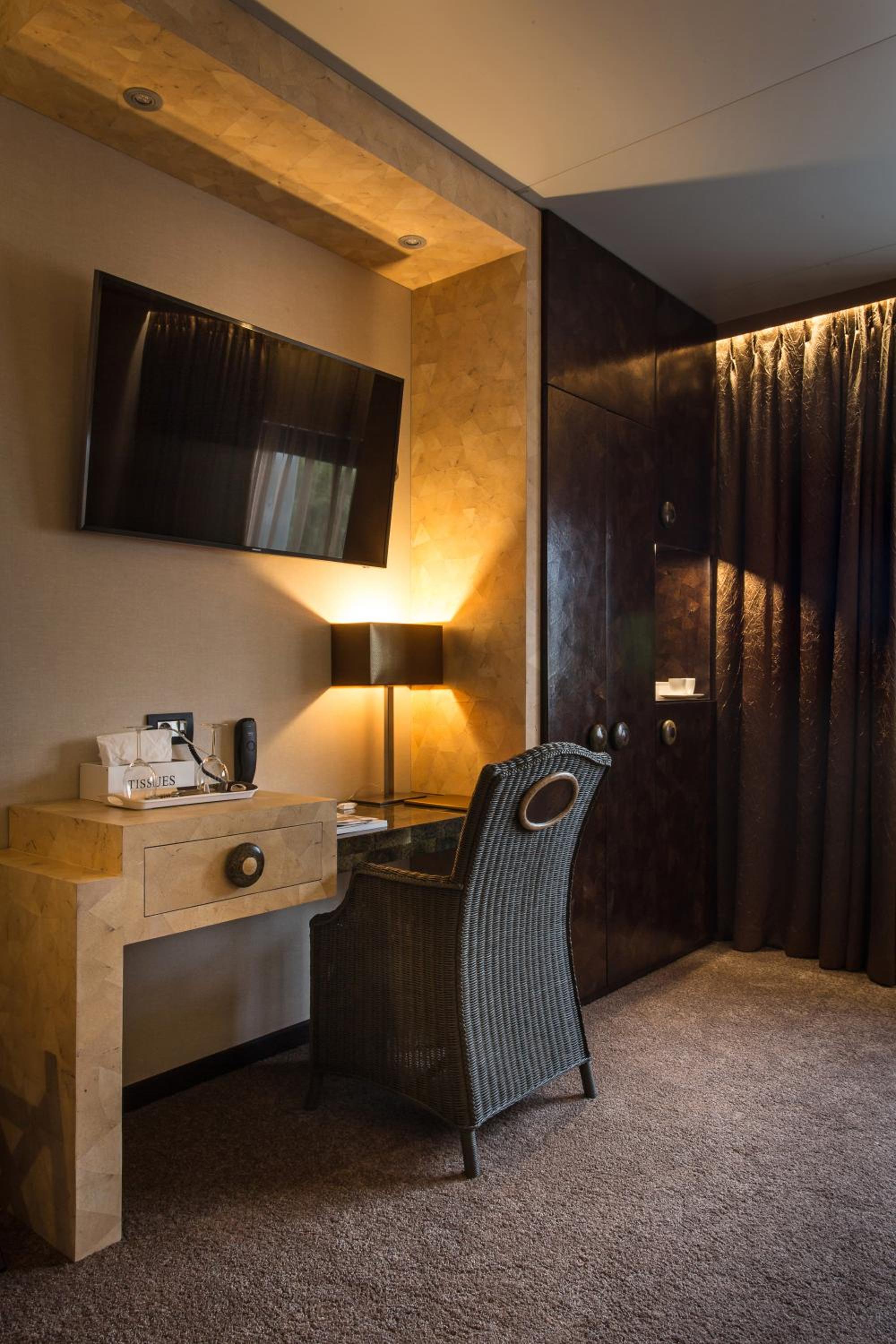 Deluxe King Room - Photo 2