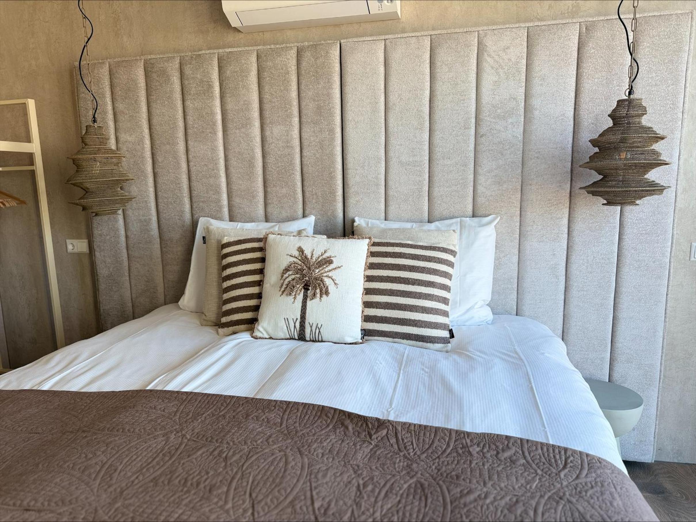 Double Room with Lake View - Photo 3