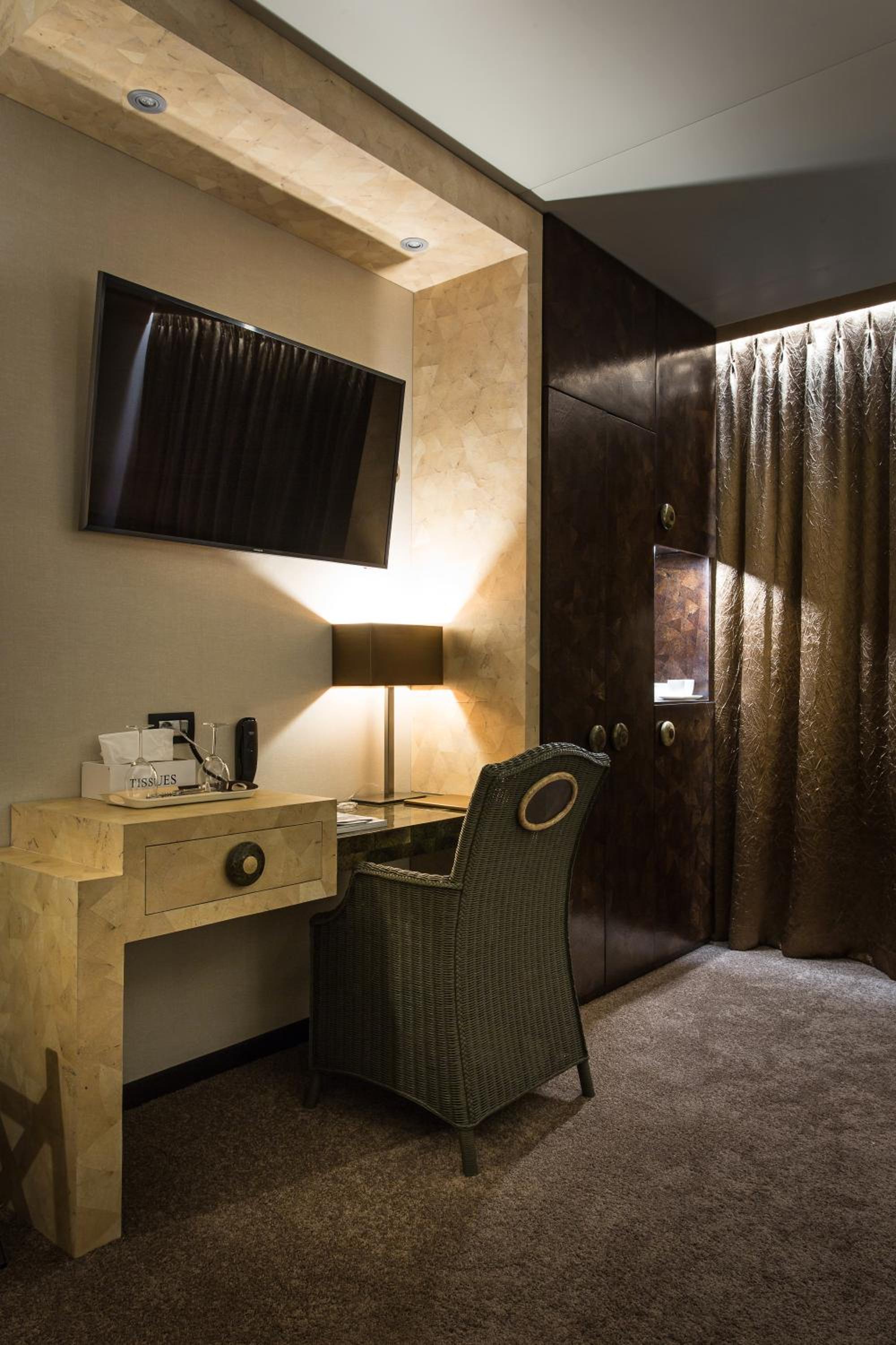 Deluxe King Room - Photo 4