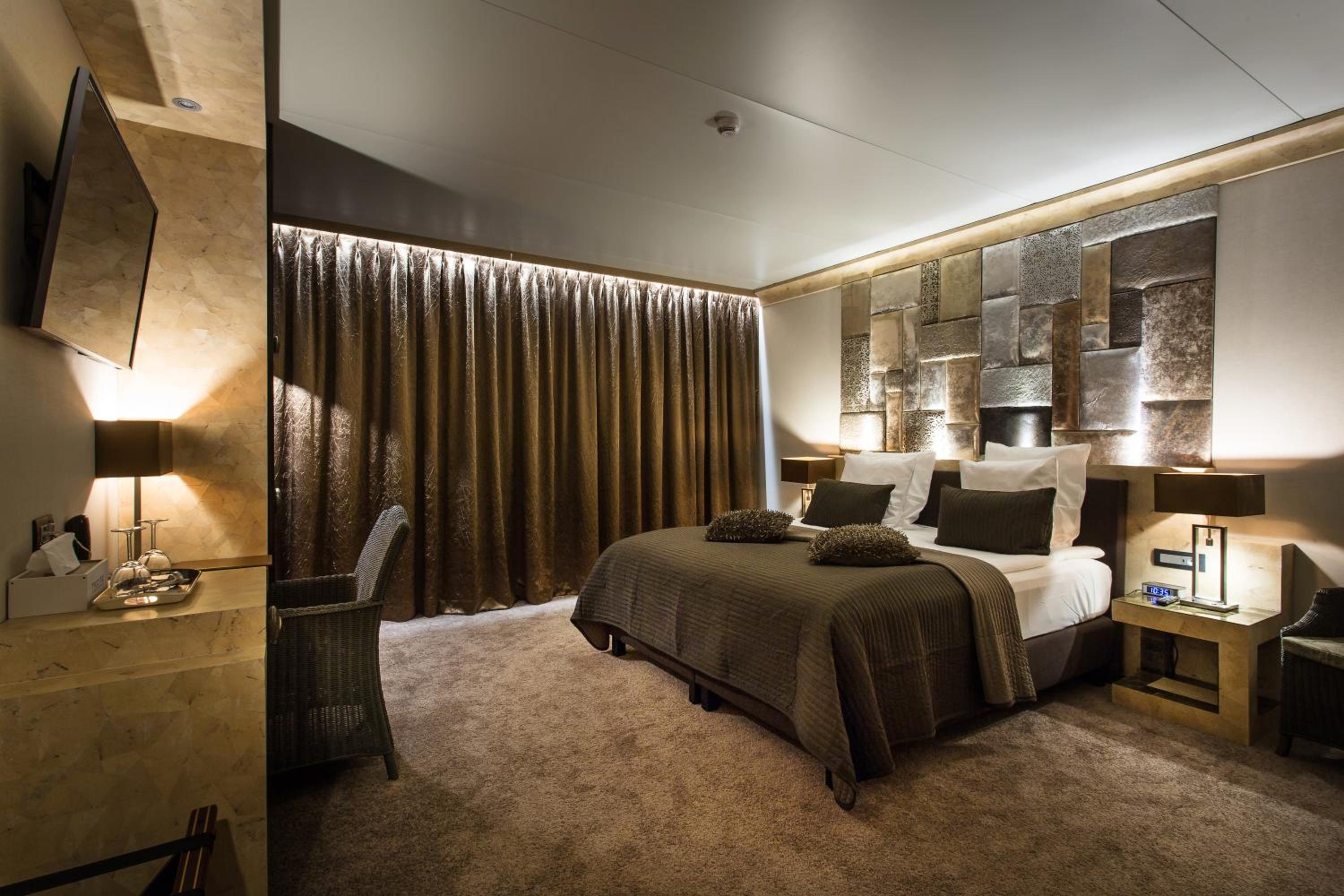Deluxe King Room - Photo 5