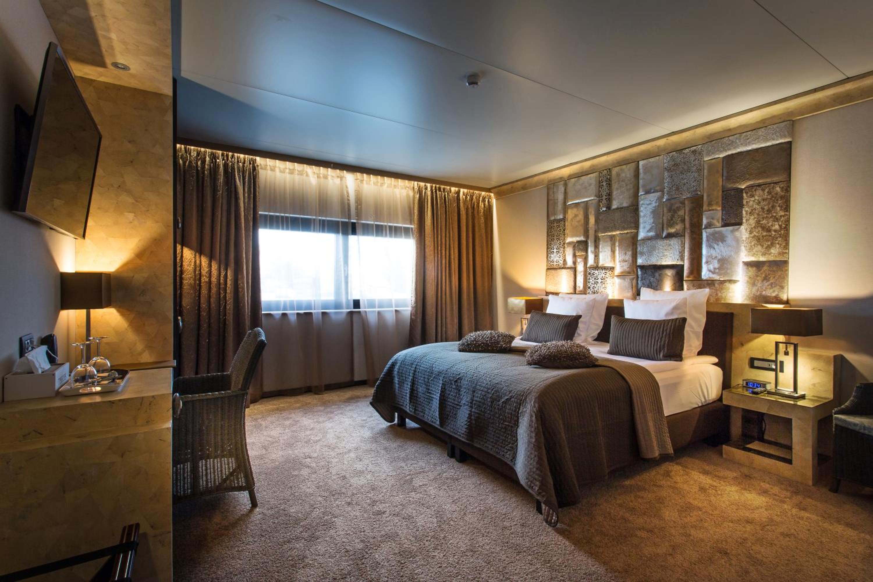 Deluxe King Room - Photo 7