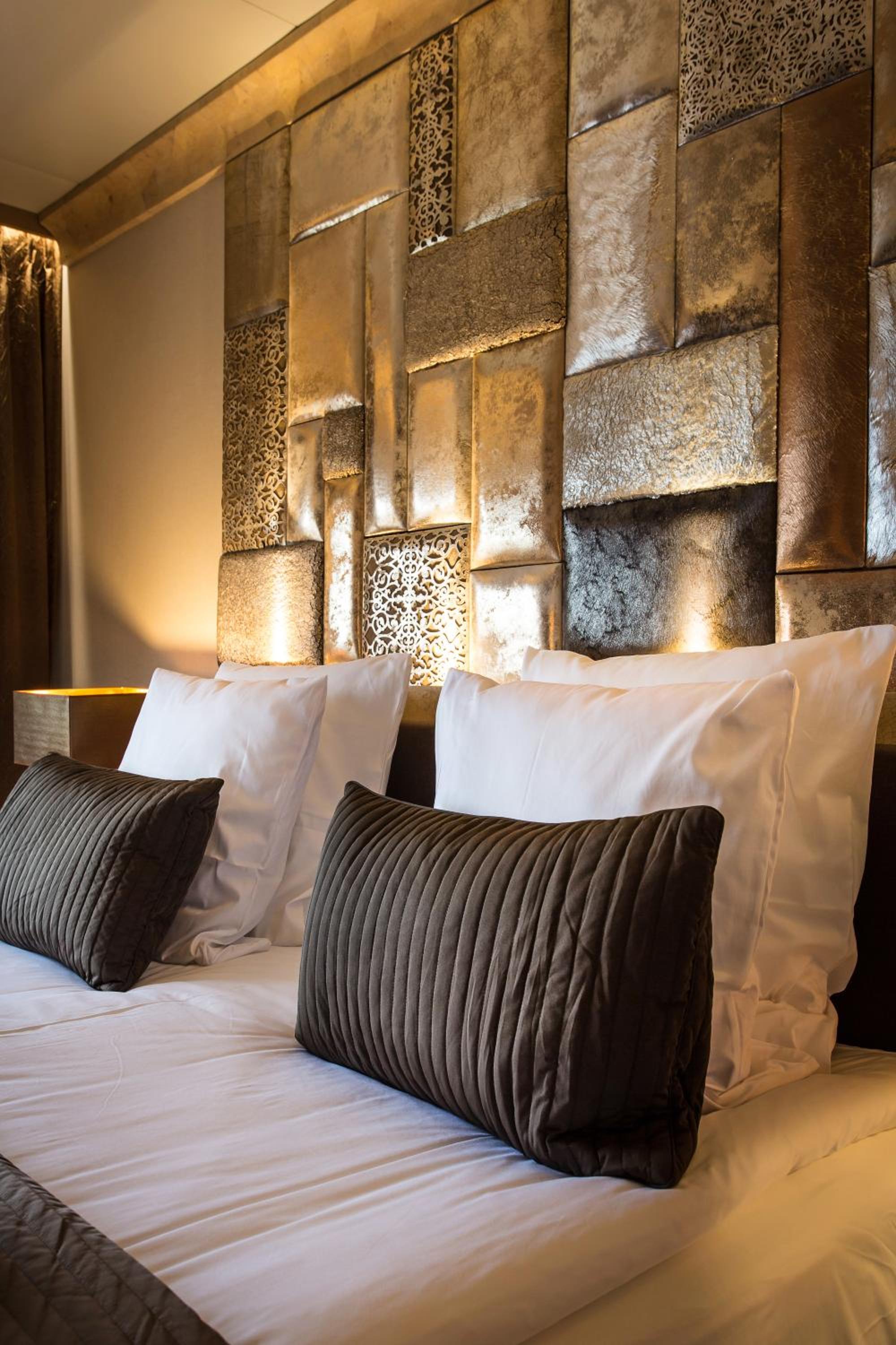 Deluxe King Room - Photo 9