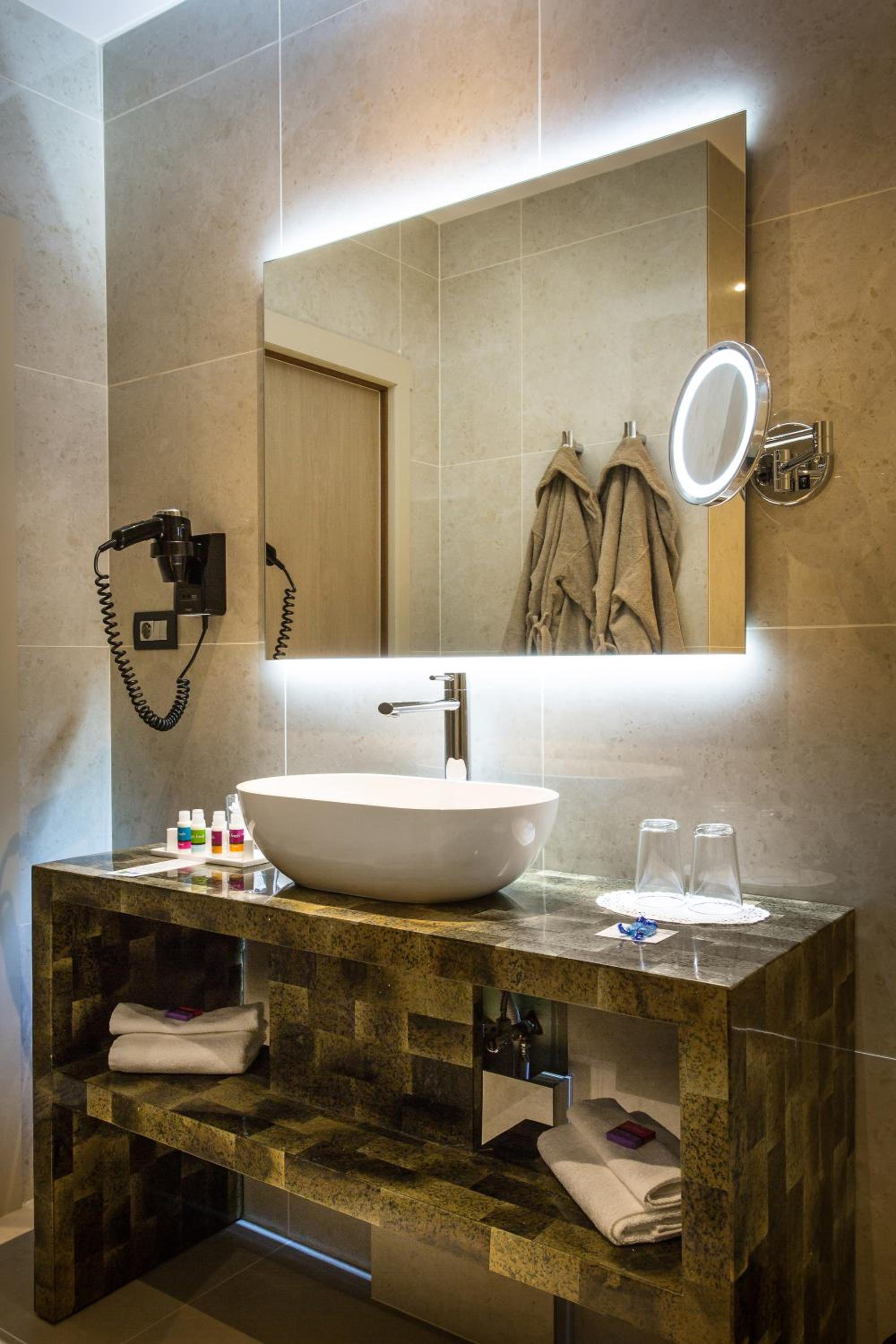 Deluxe King Room - Photo 11