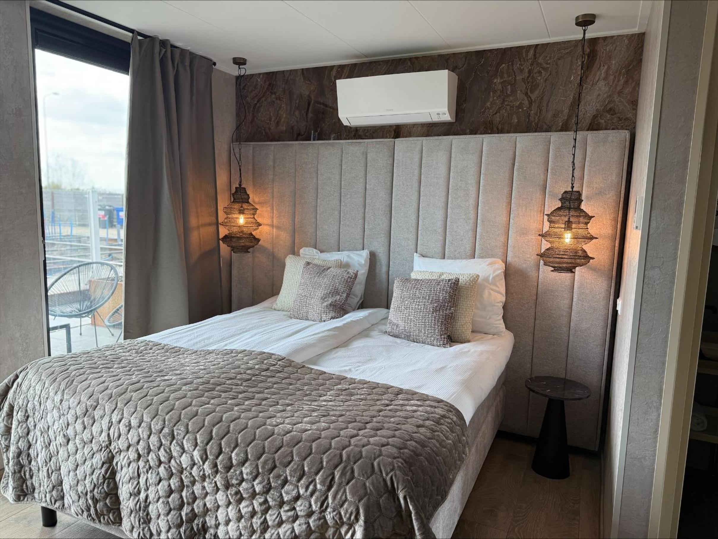 Deluxe Room - Photo 5