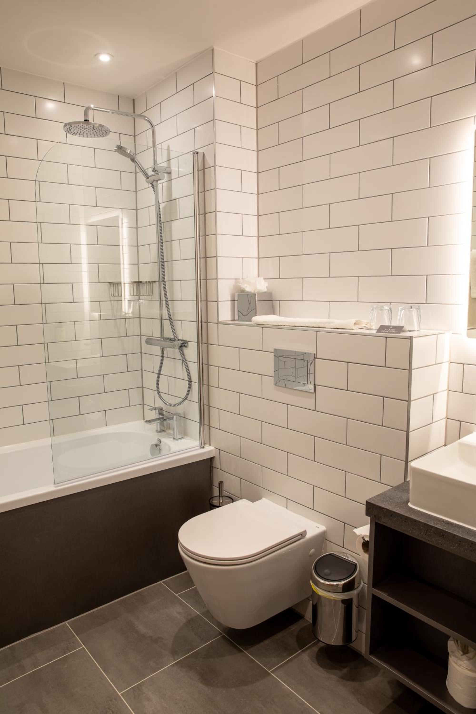 Executive King Room with Bath Tub and Balcony - Garden View/Non-Smoking - Photo 7