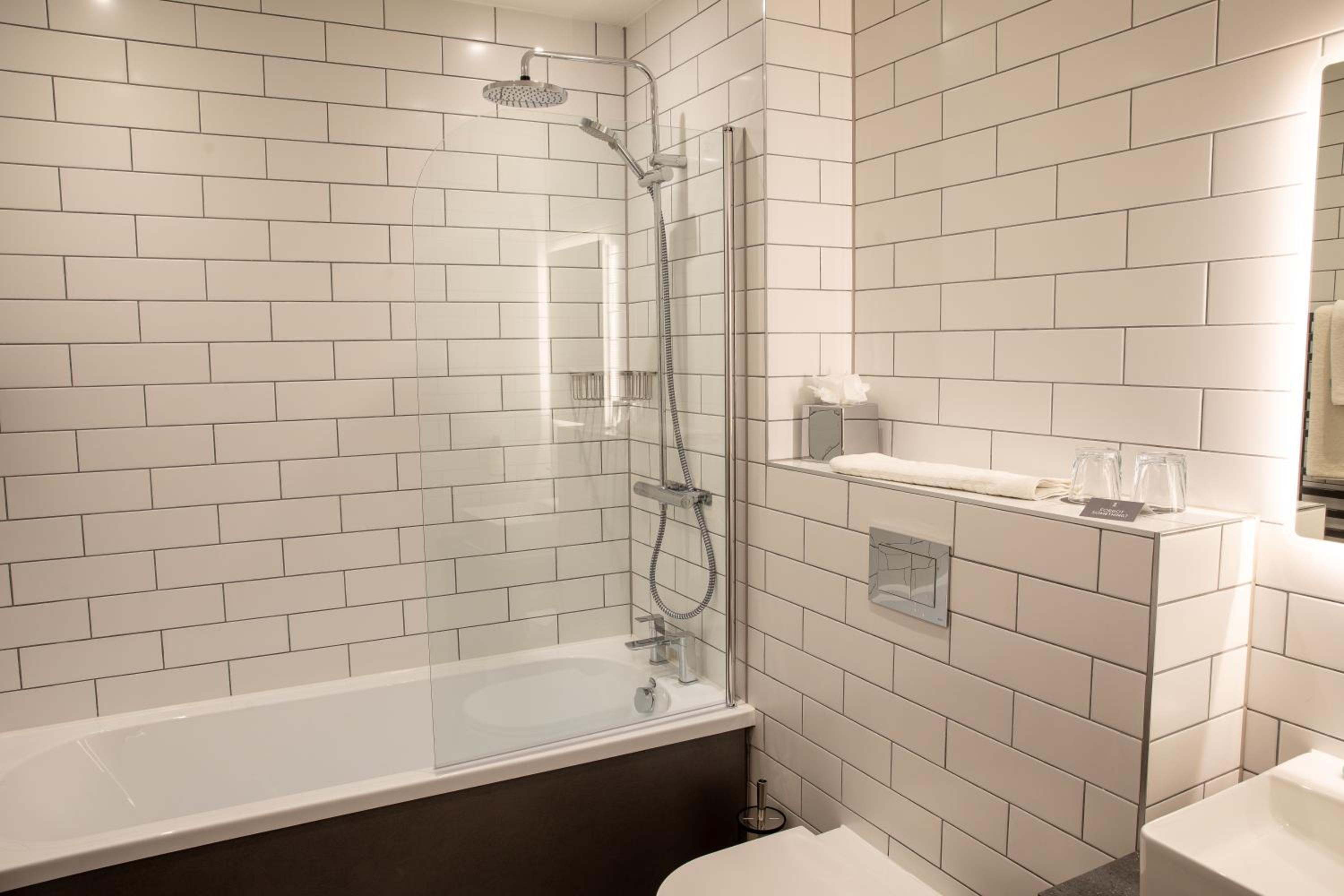 Executive King Room with Bath Tub and Balcony - Garden View/Non-Smoking - Photo 6
