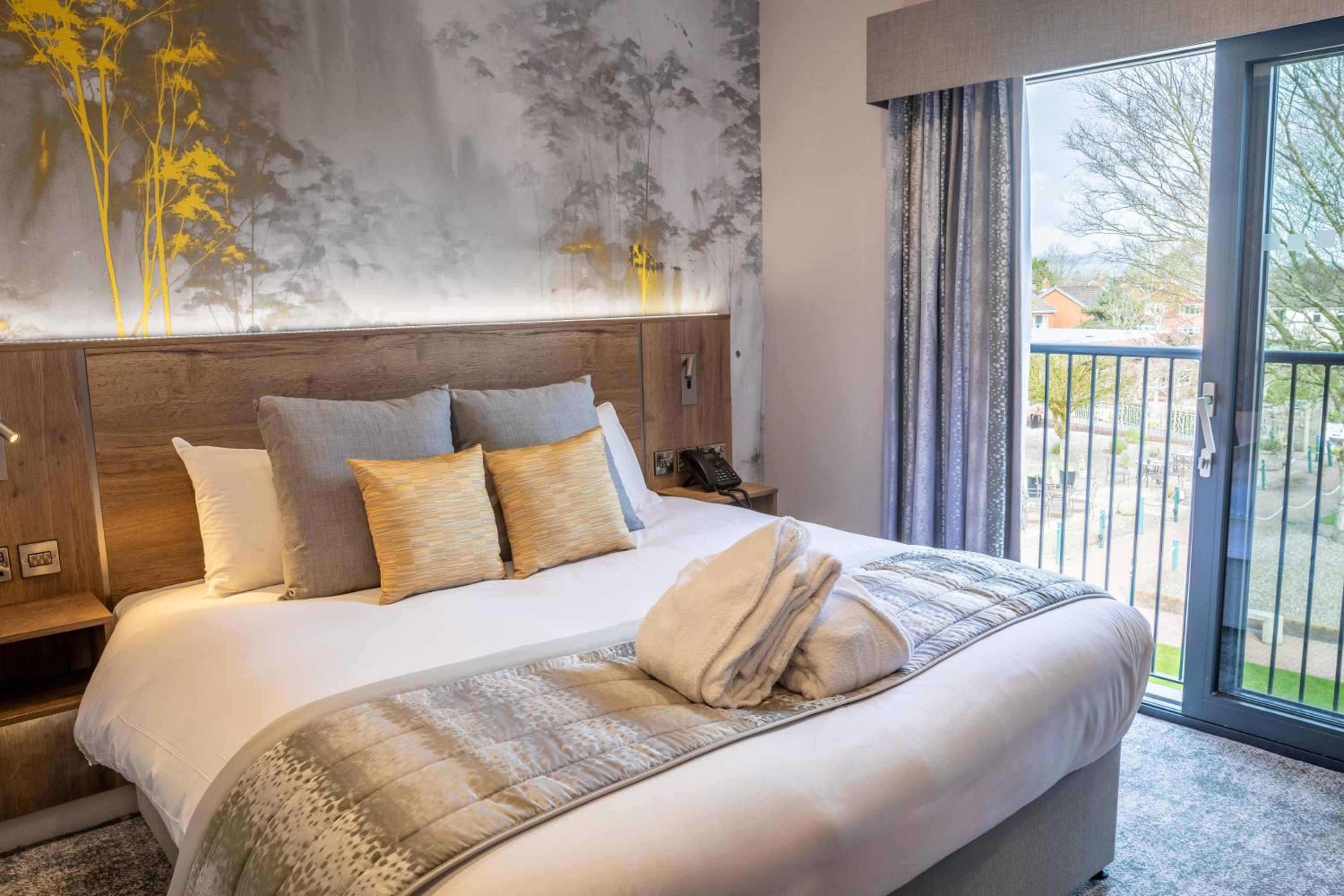 Executive King Room with Bath Tub and Balcony - Garden View/Non-Smoking - Photo 8