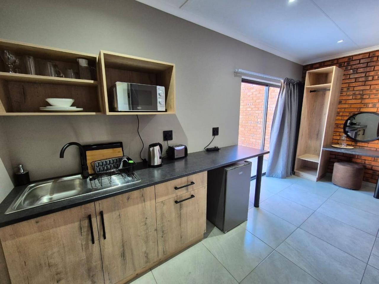Large Twin Room - Photo 6