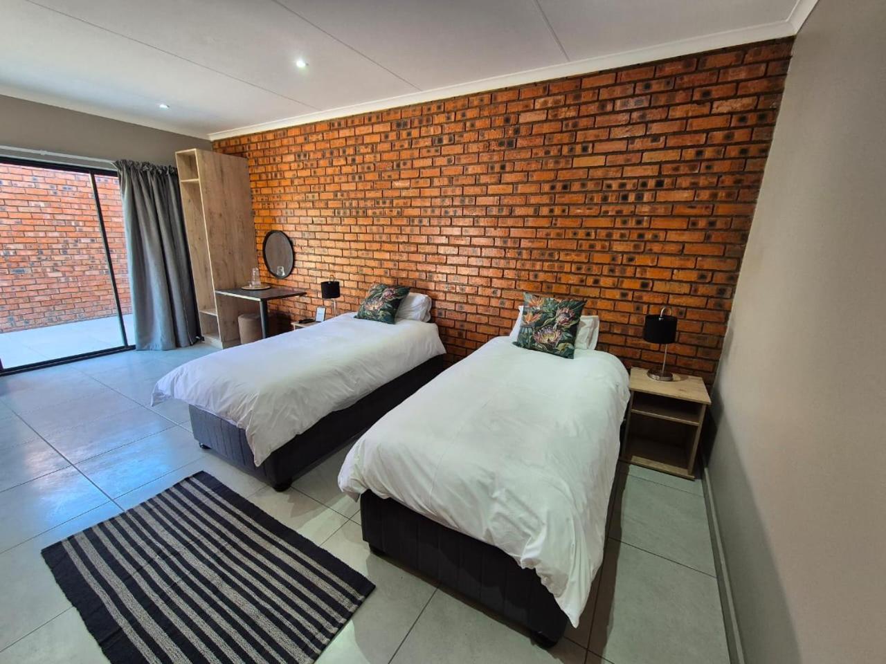 Large Twin Room - Photo 3